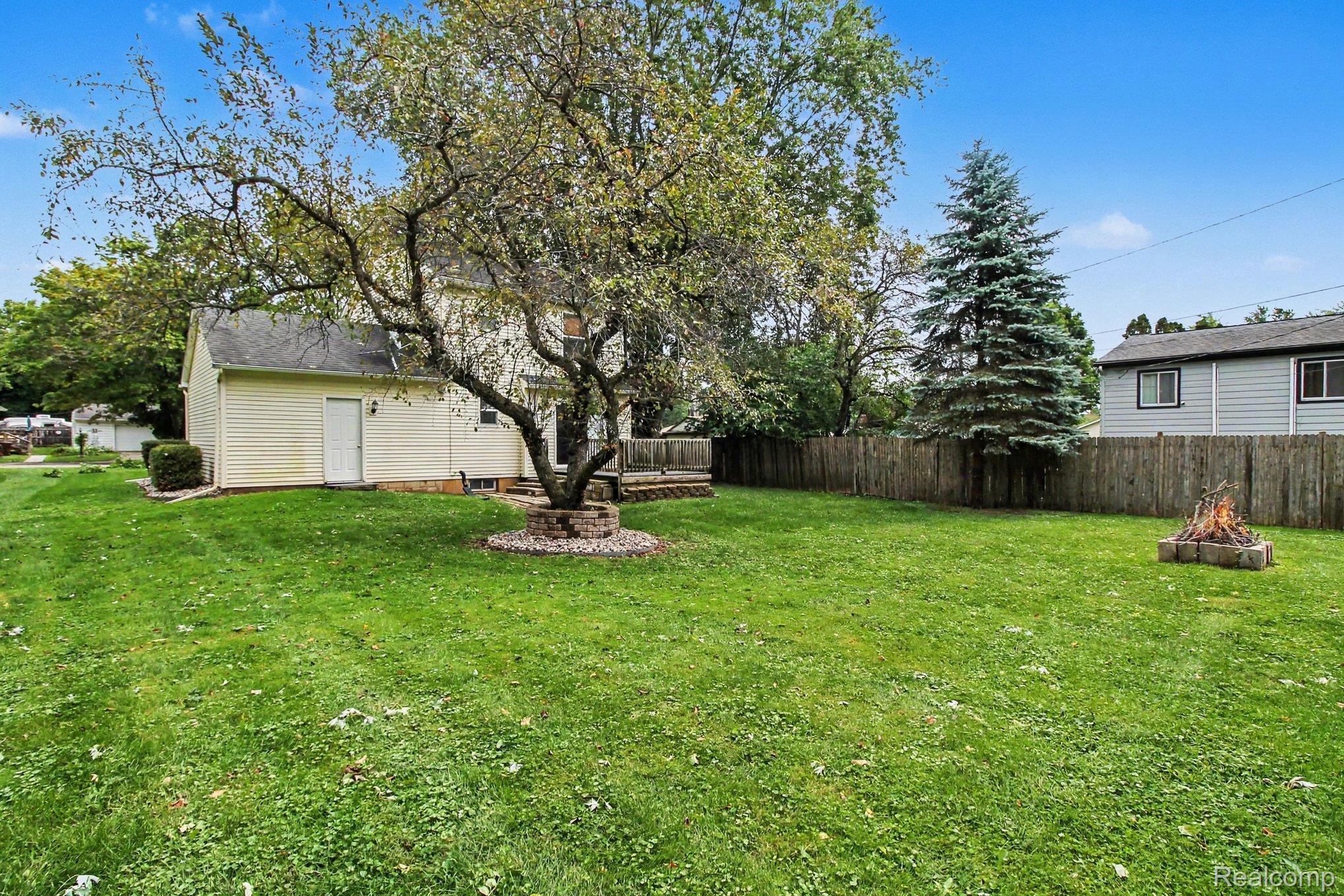 212 S Clark Street Property Photo 5