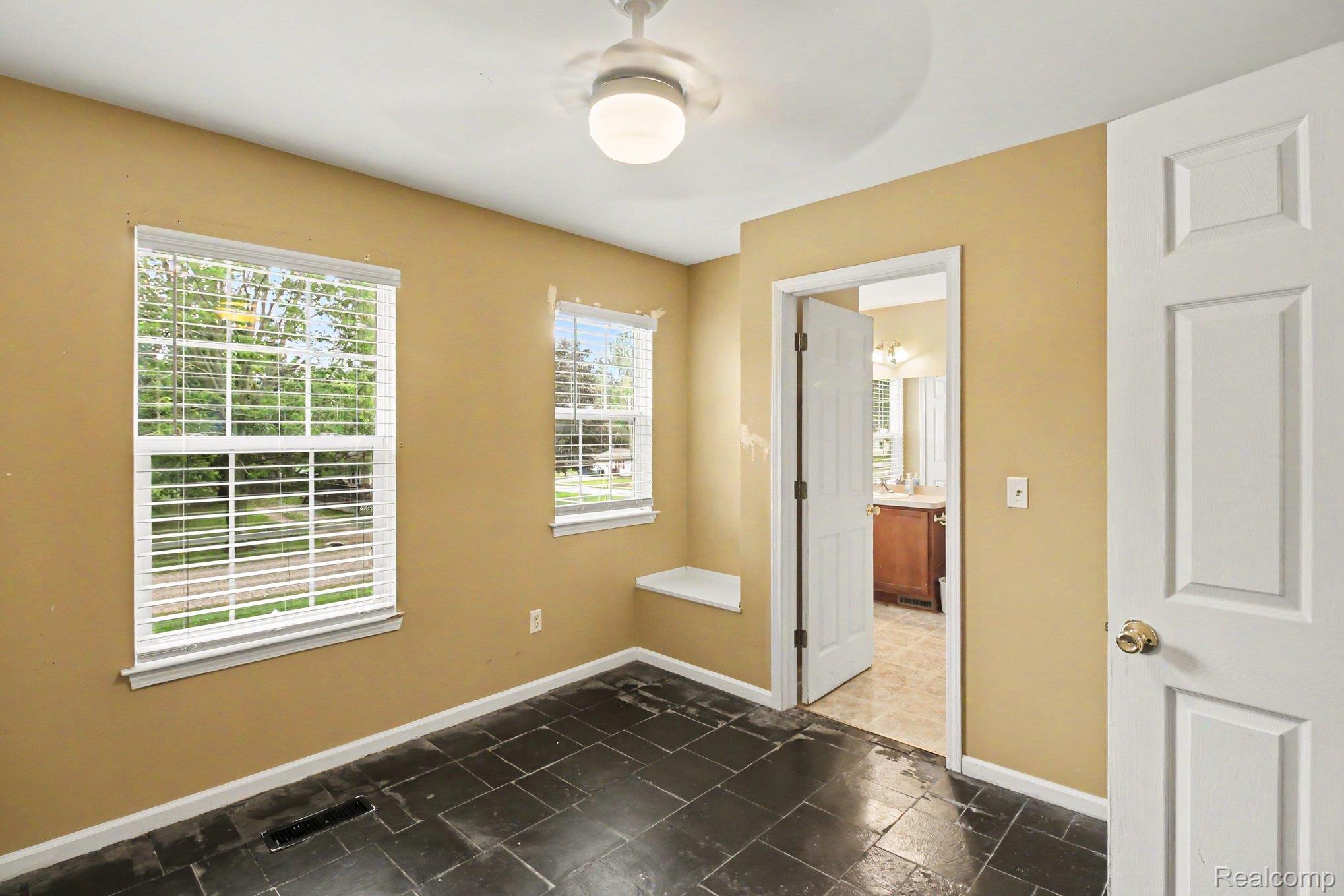 212 S Clark Street Property Photo 16