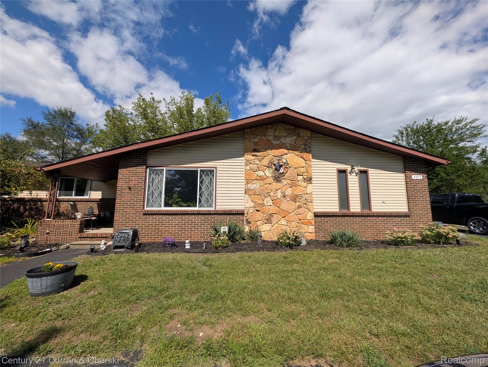 9371 Bennett Lake Road Property Photo 1