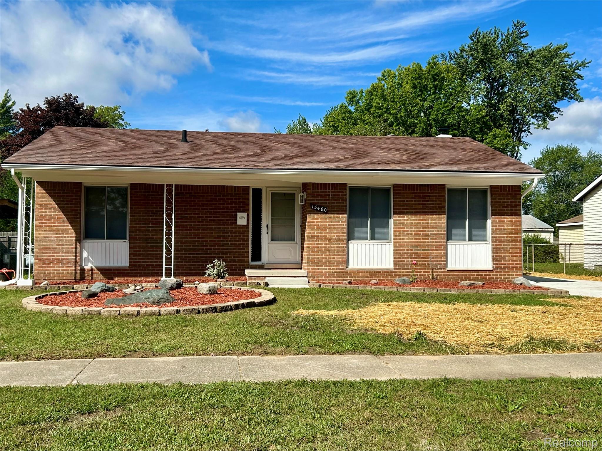 15460 Collins Street Property Photo 1