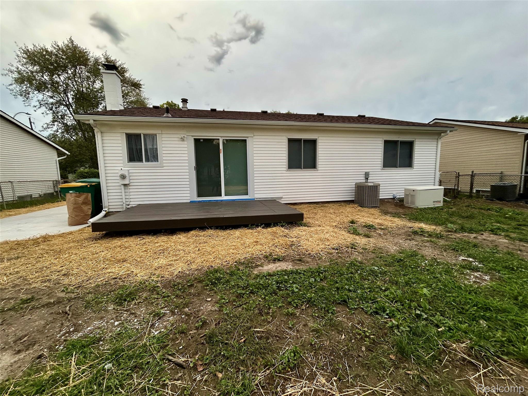 15460 Collins Street Property Photo 5