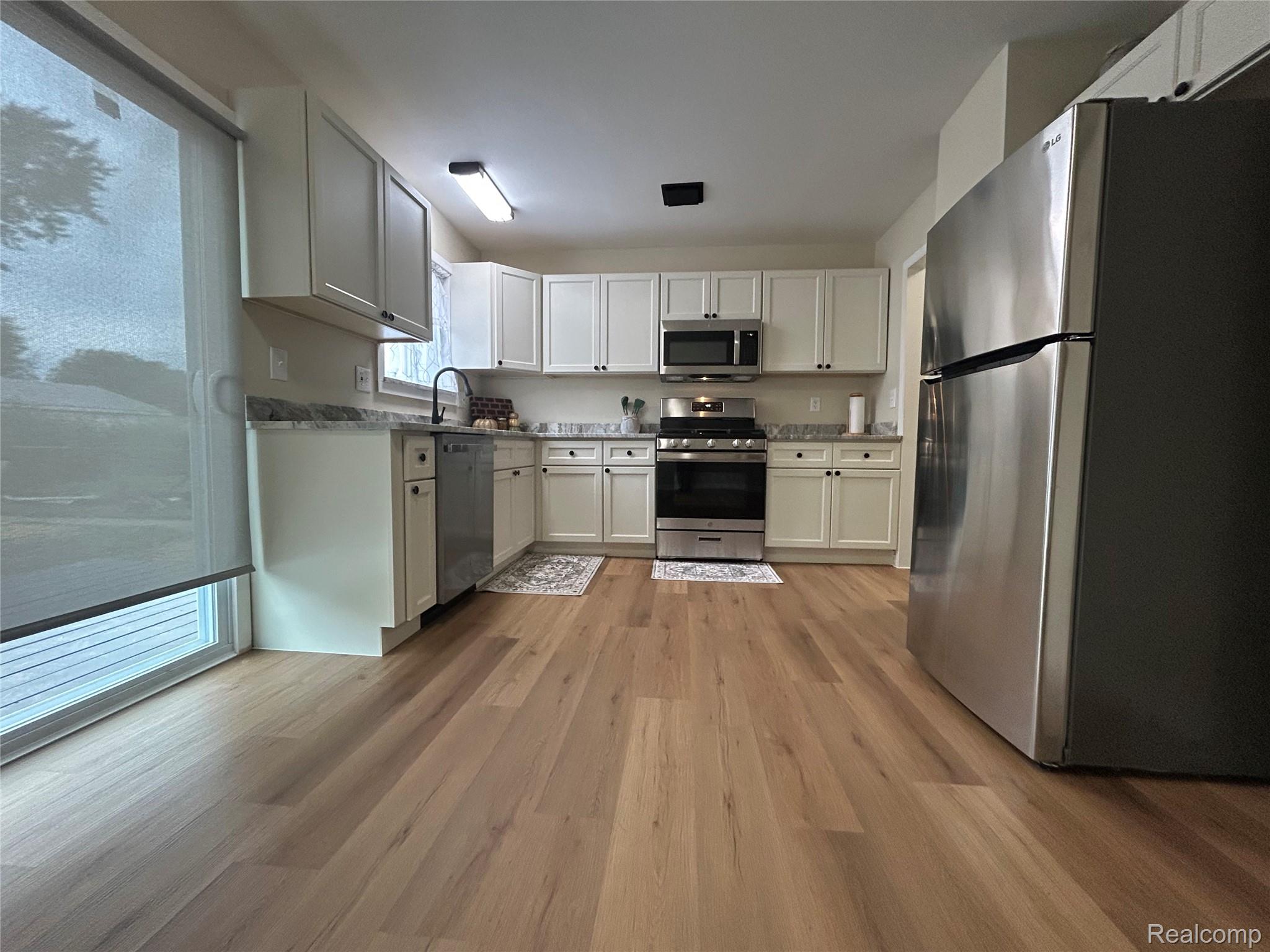 15460 Collins Street Property Photo 13