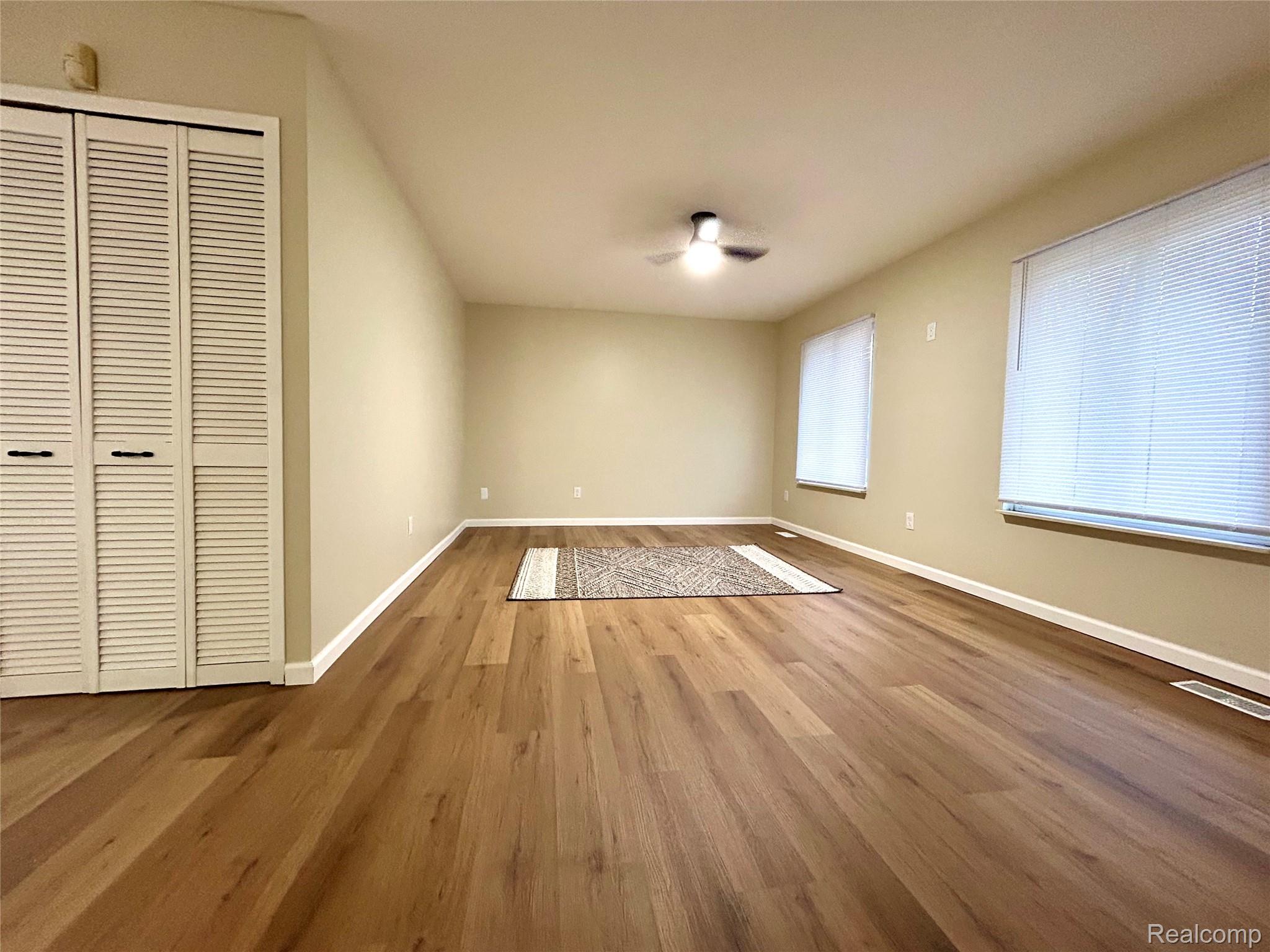 15460 Collins Street Property Photo 17