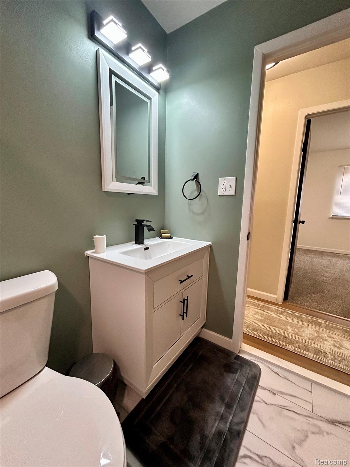 15460 Collins Street Property Photo 20