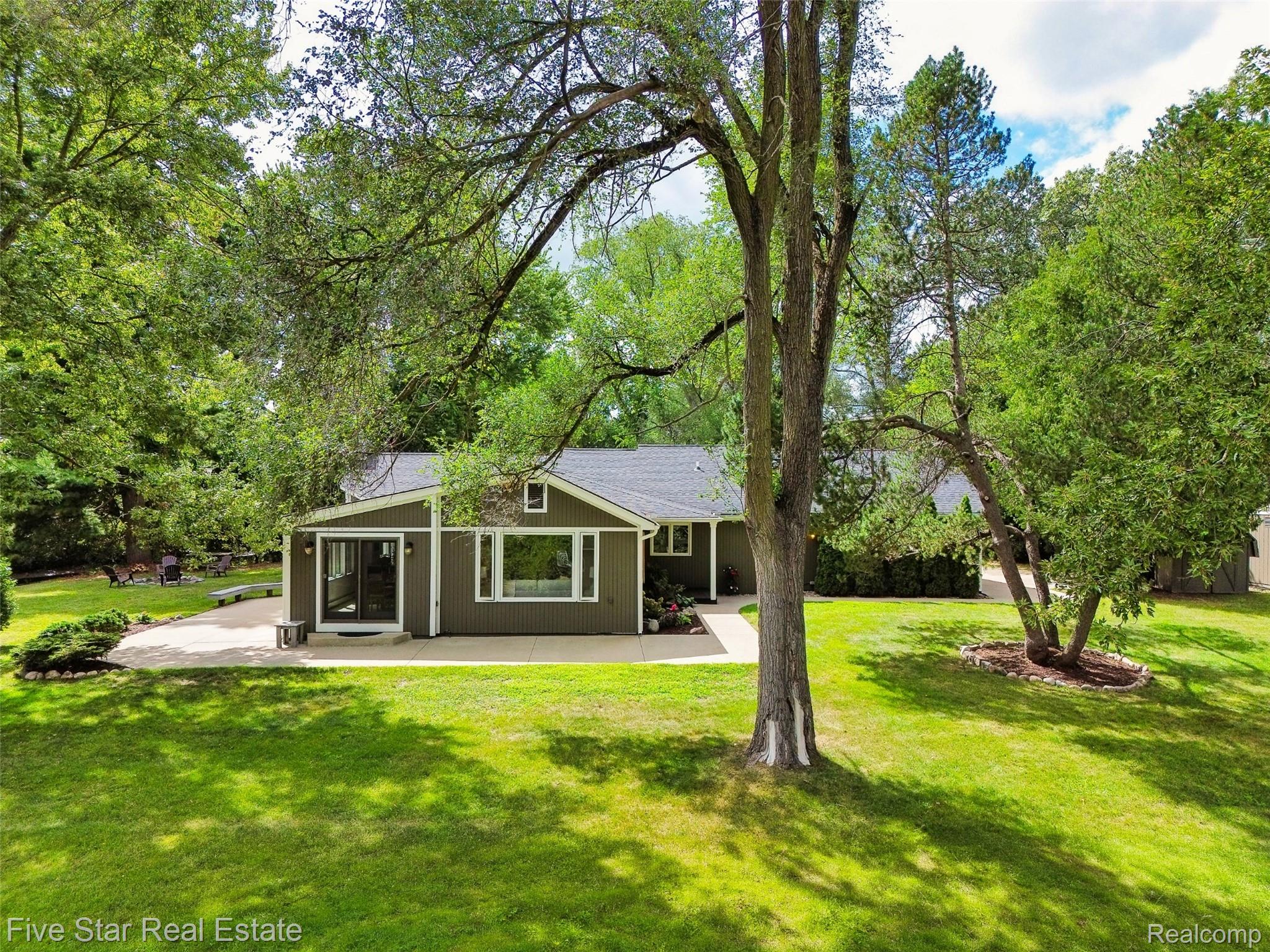 9045 Commerce Road Property Photo 8