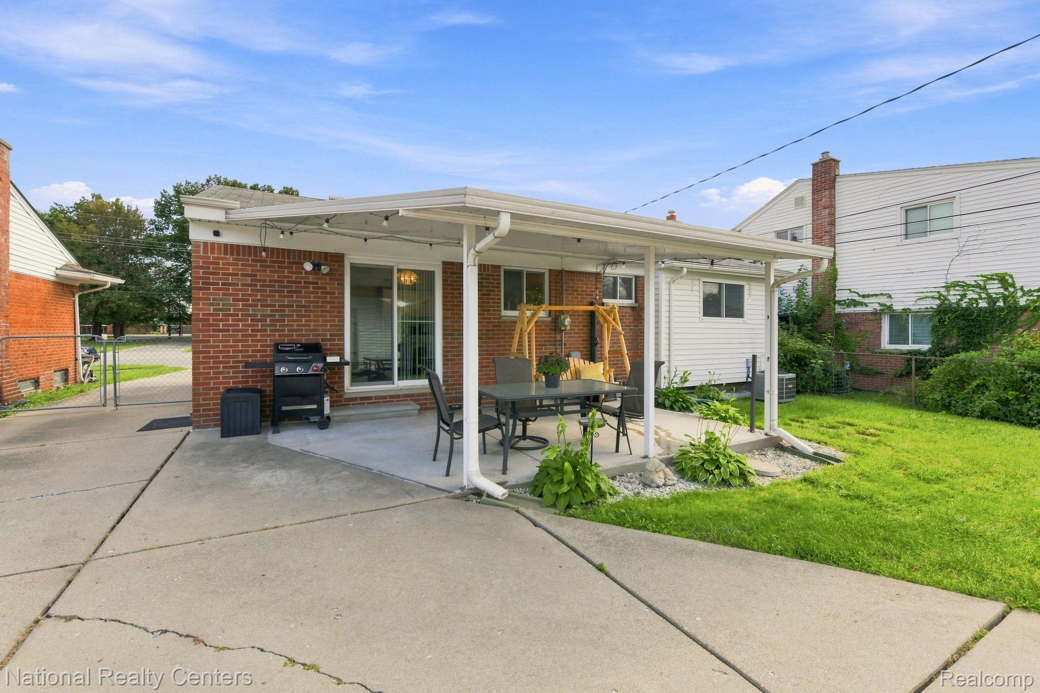 18335 E 13 Mile Road Property Photo 19