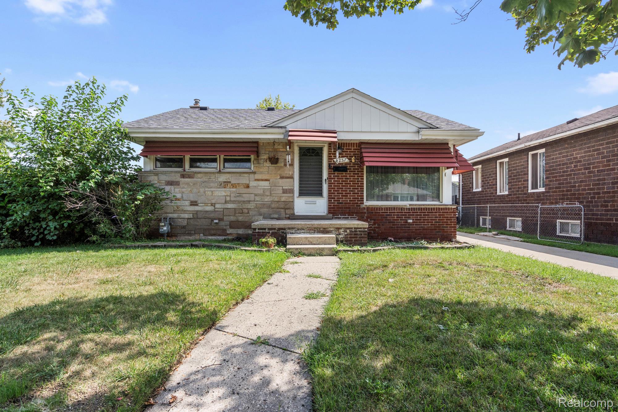 4257 5th Street Property Photo 1
