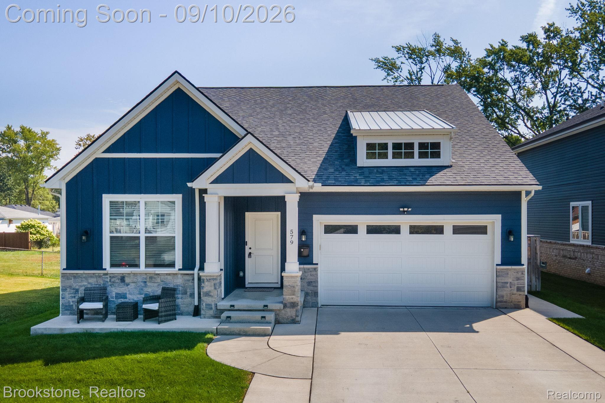 579 S Bywood Avenue Property Photo 1