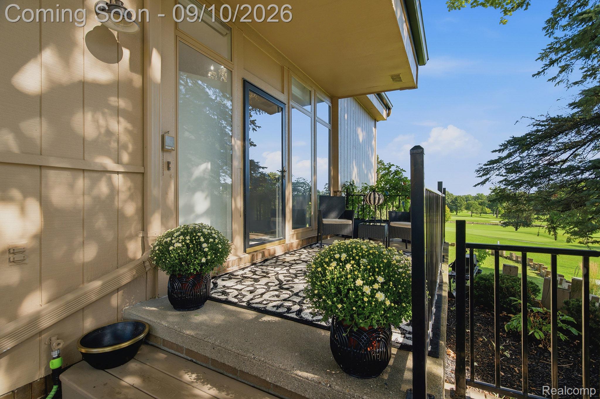 988 Golfview Court Property Photo 1