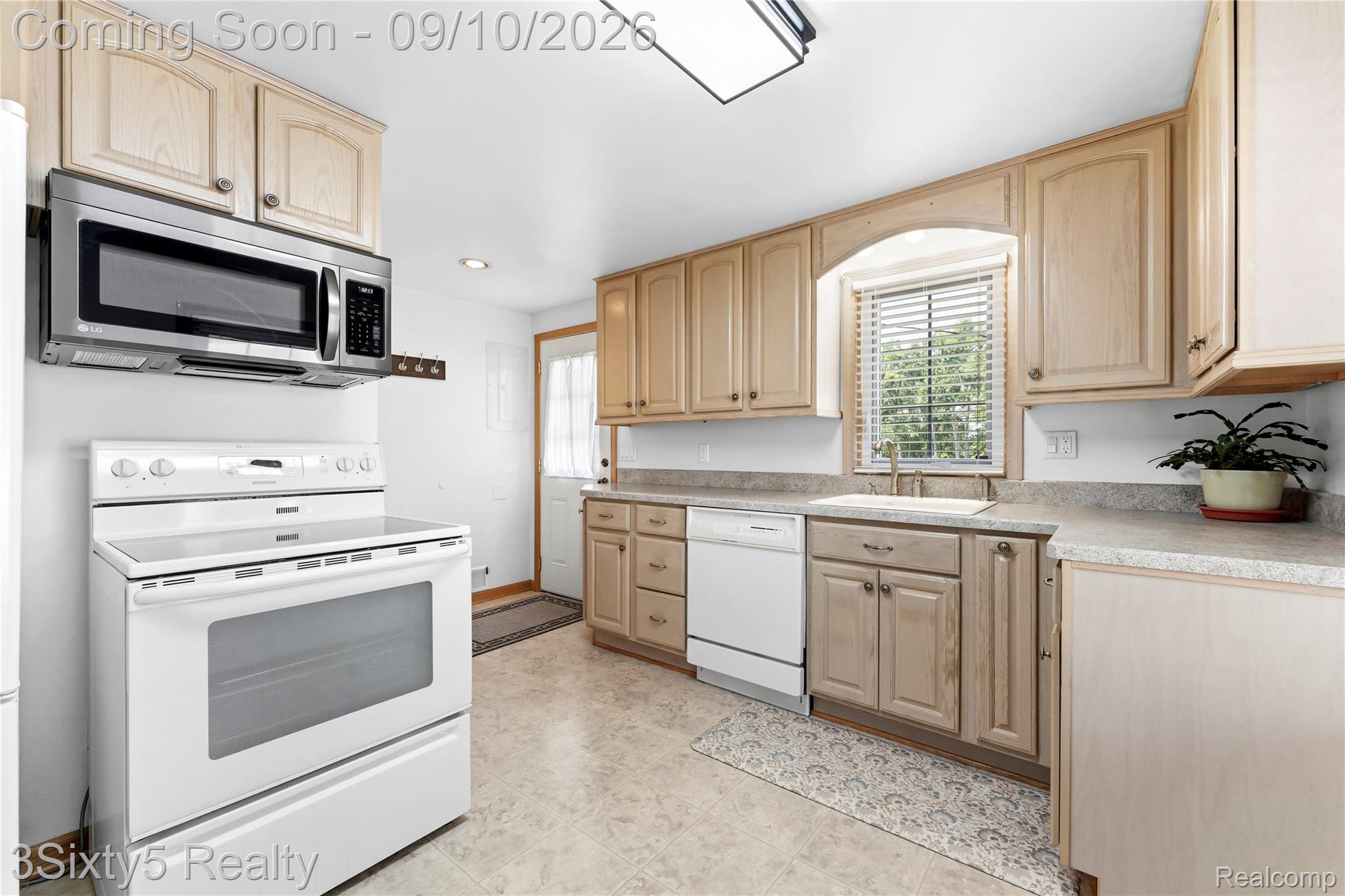 25674 Maywood Street Property Photo 4