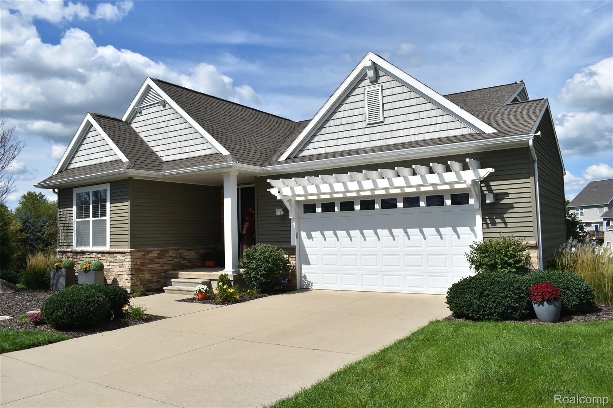 1281 Cambridge Circle Property Photo 2