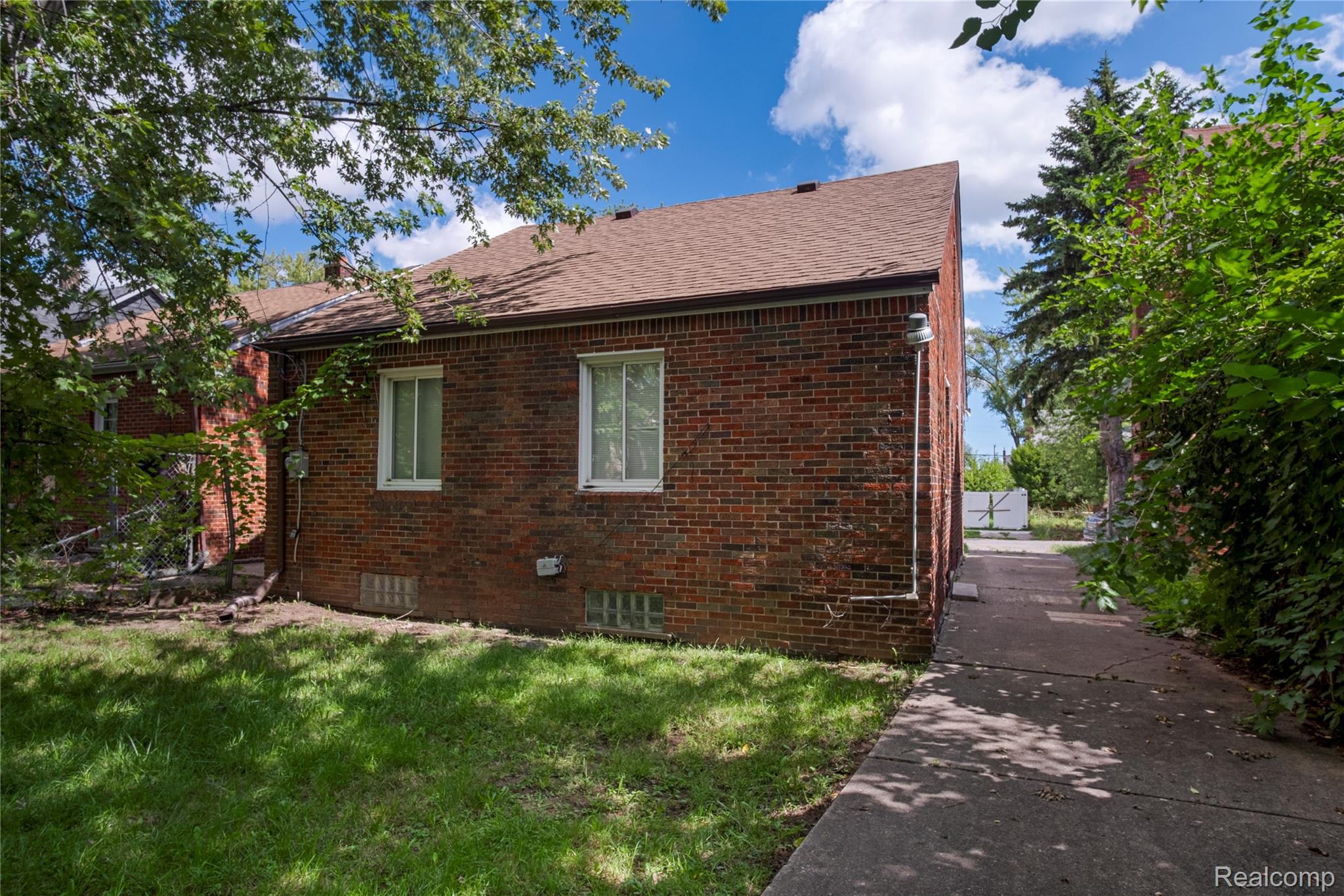 19423 Spencer Street Property Photo 2
