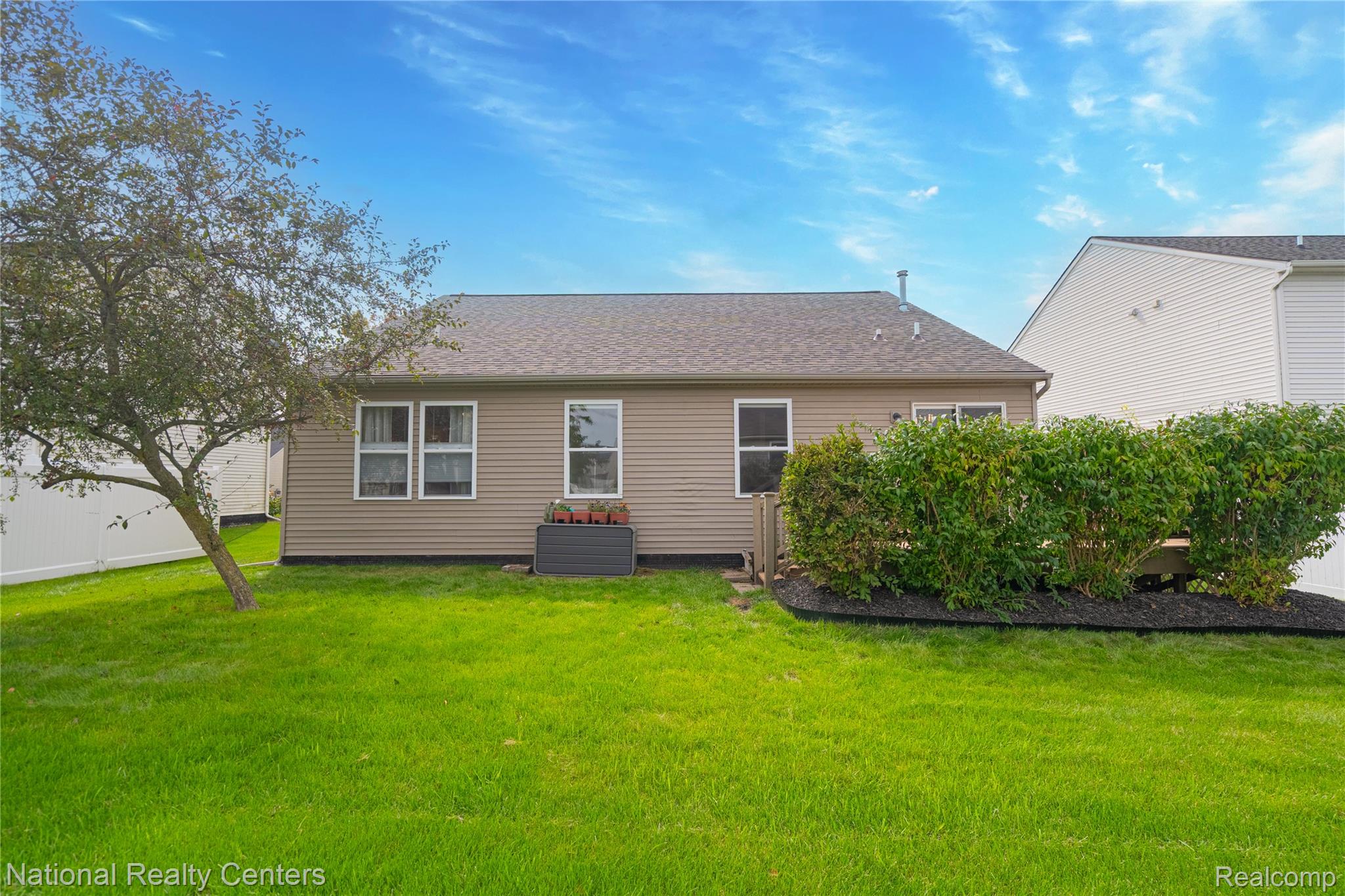 8515 Hawthorn Hill Property Photo 3