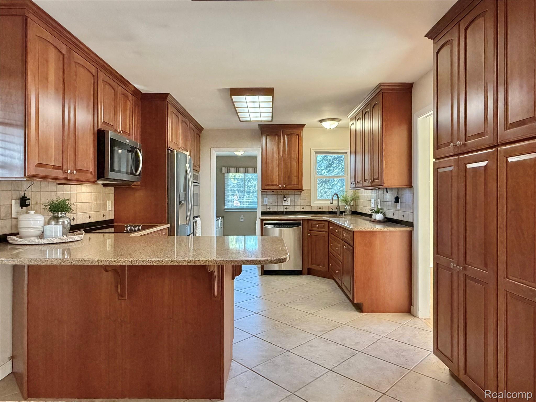 5150 Glengate Road Property Photo 7