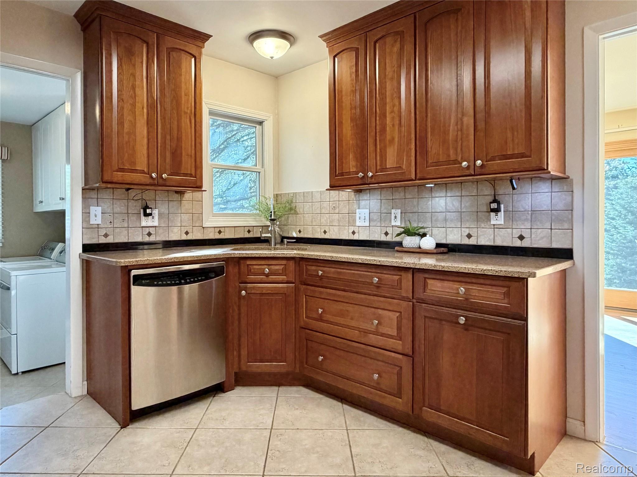 5150 Glengate Road Property Photo 11
