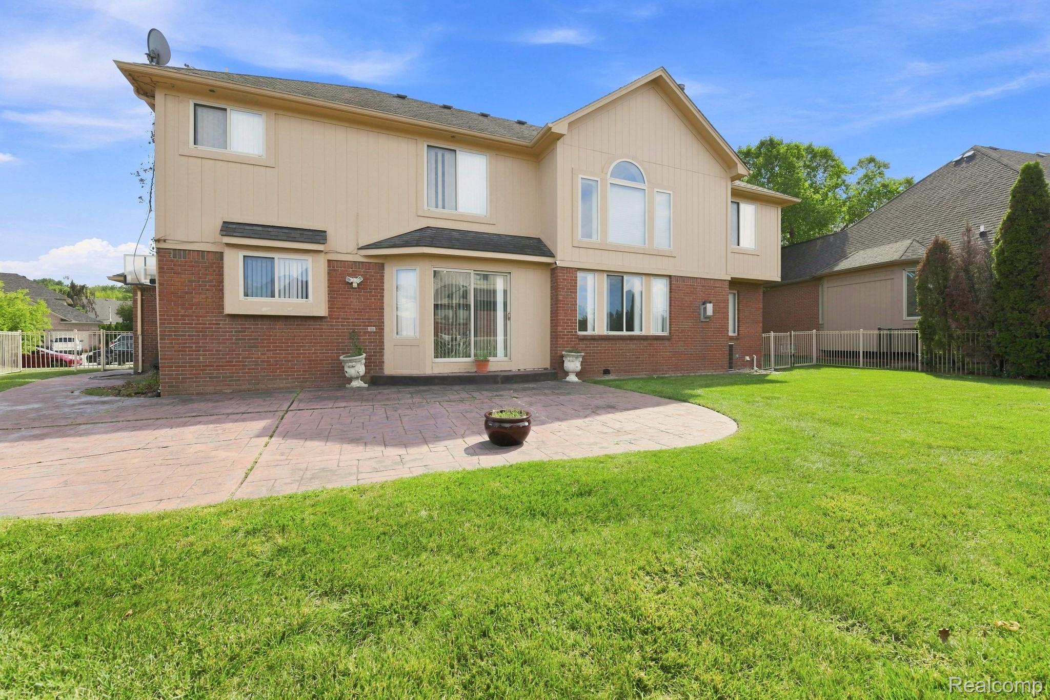 18779 Sandhurst Drive Property Photo 4
