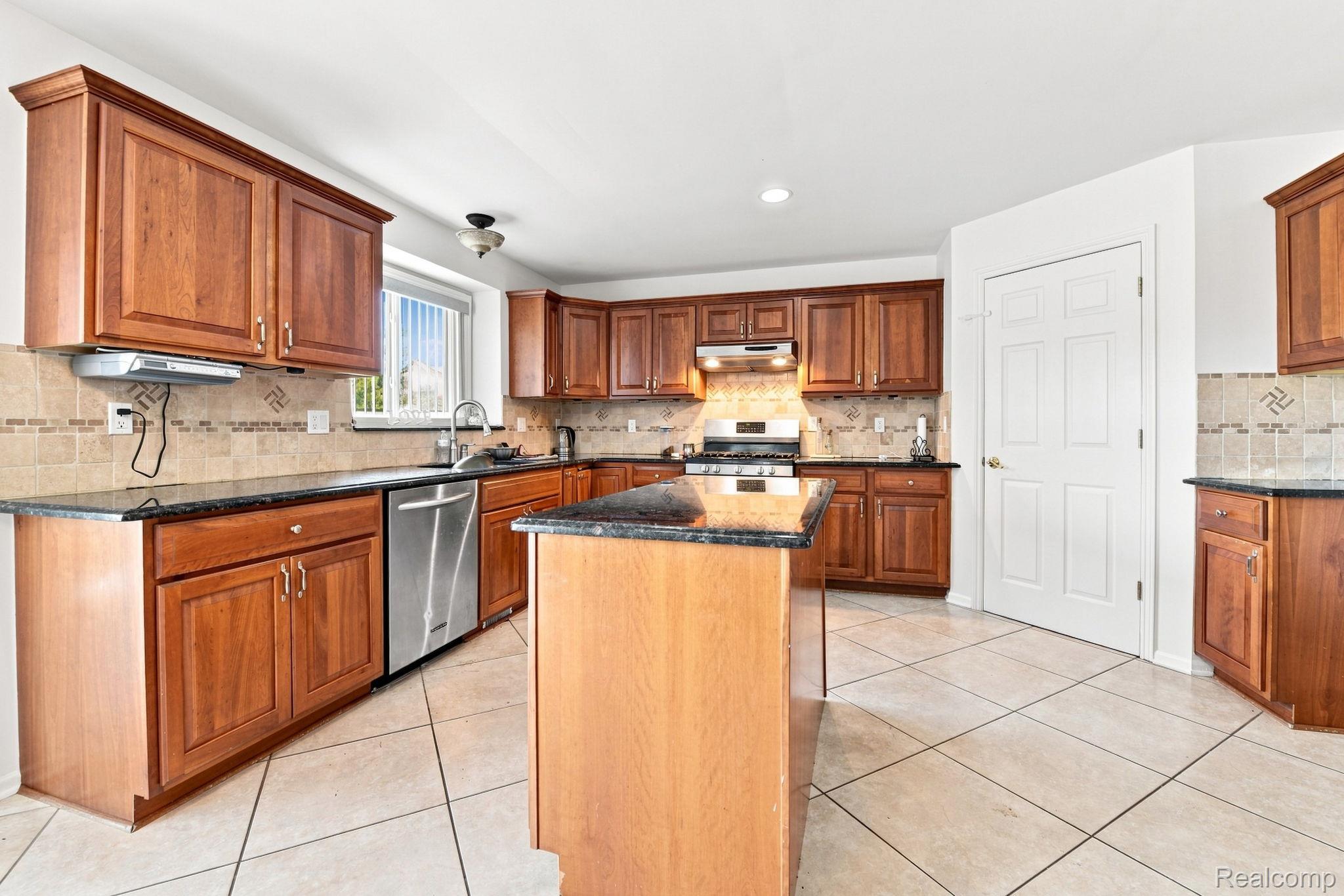 18779 Sandhurst Drive Property Photo 15