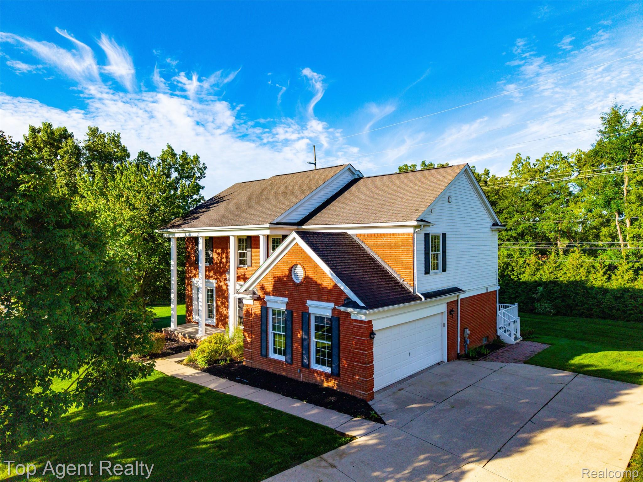 1727 Hillcrest Drive Property Photo 1