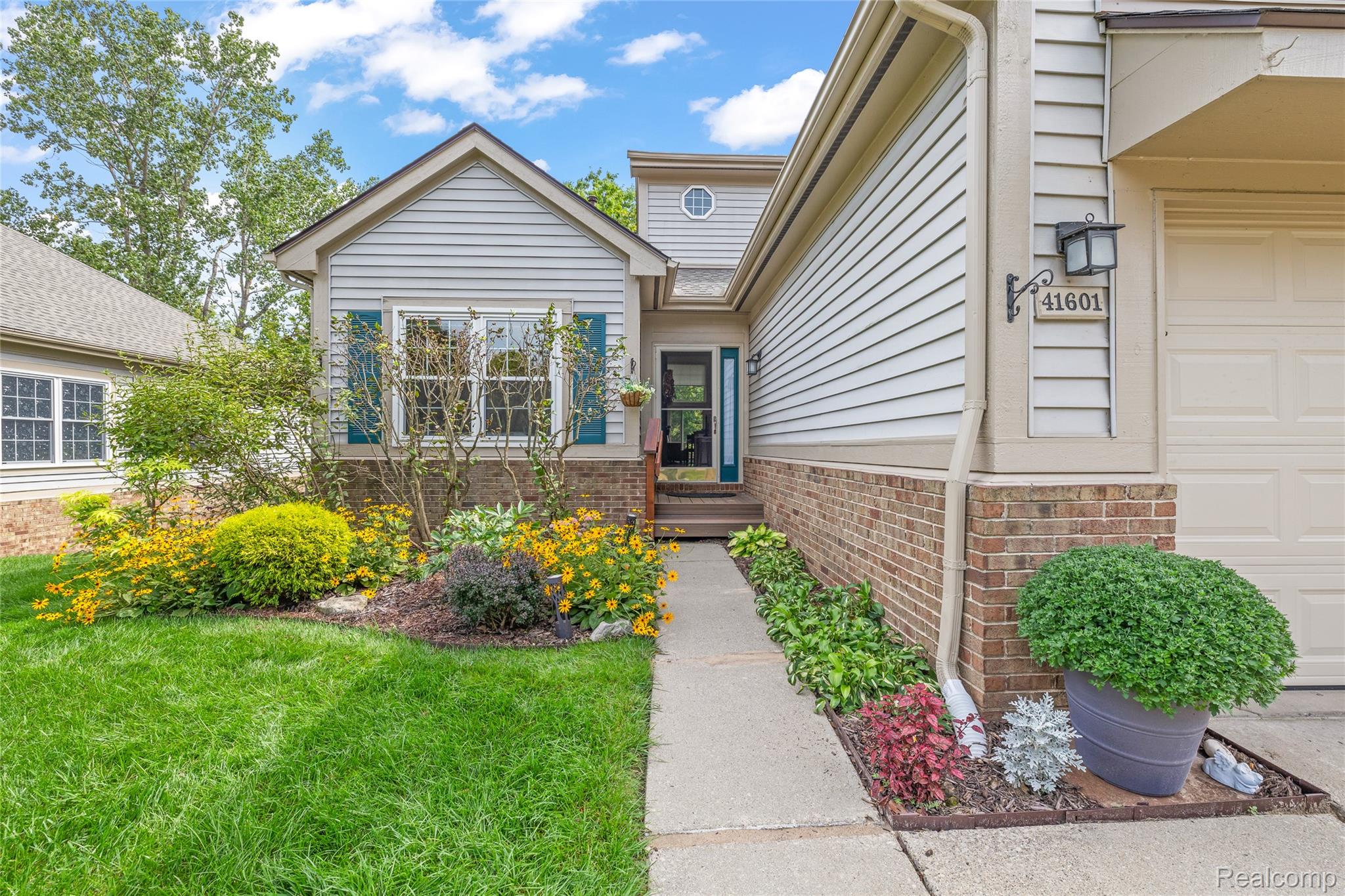 41601 Sleepy Hollow Drive Property Photo 4