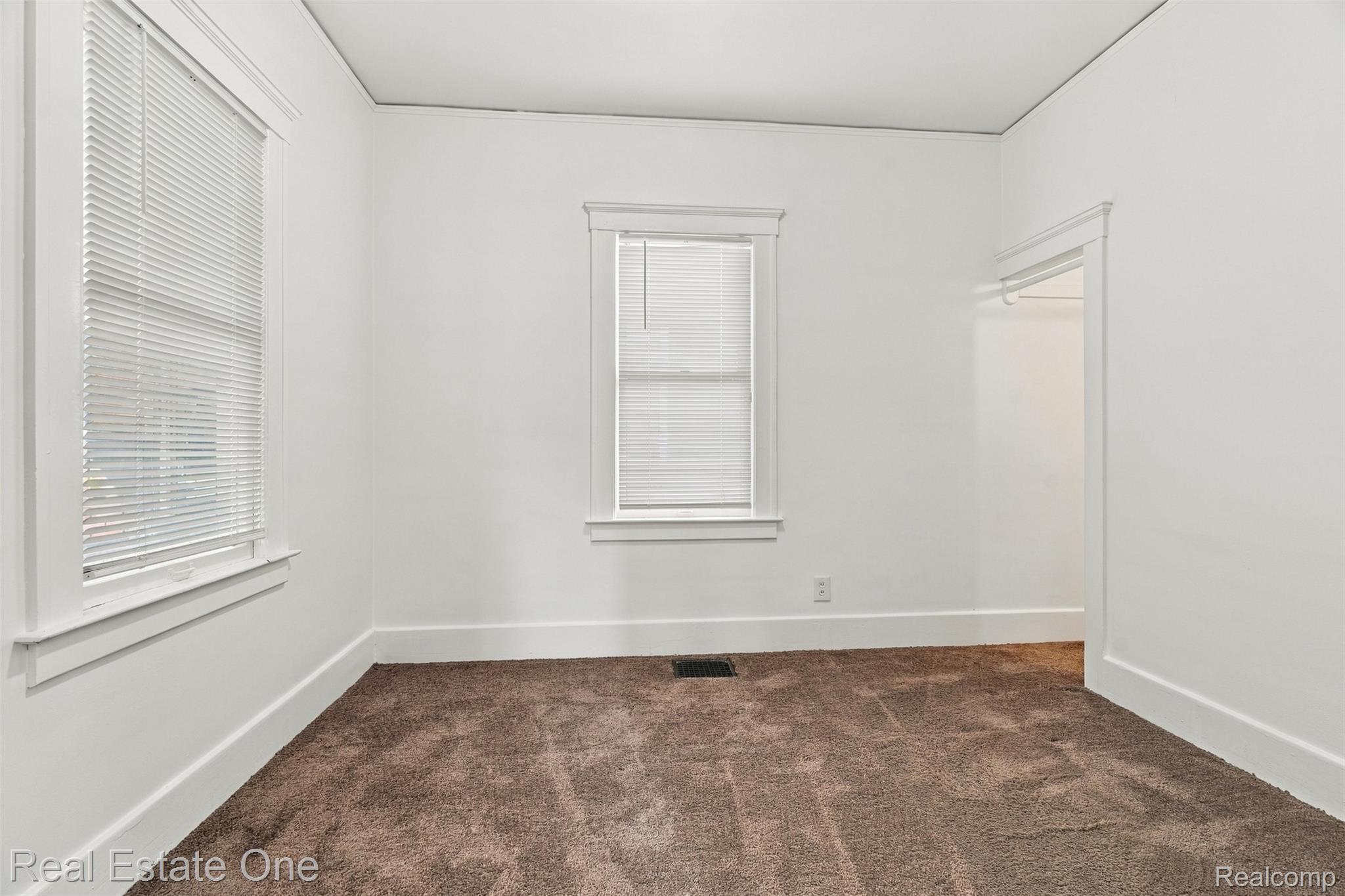 36 W Broadway Street Property Photo 7