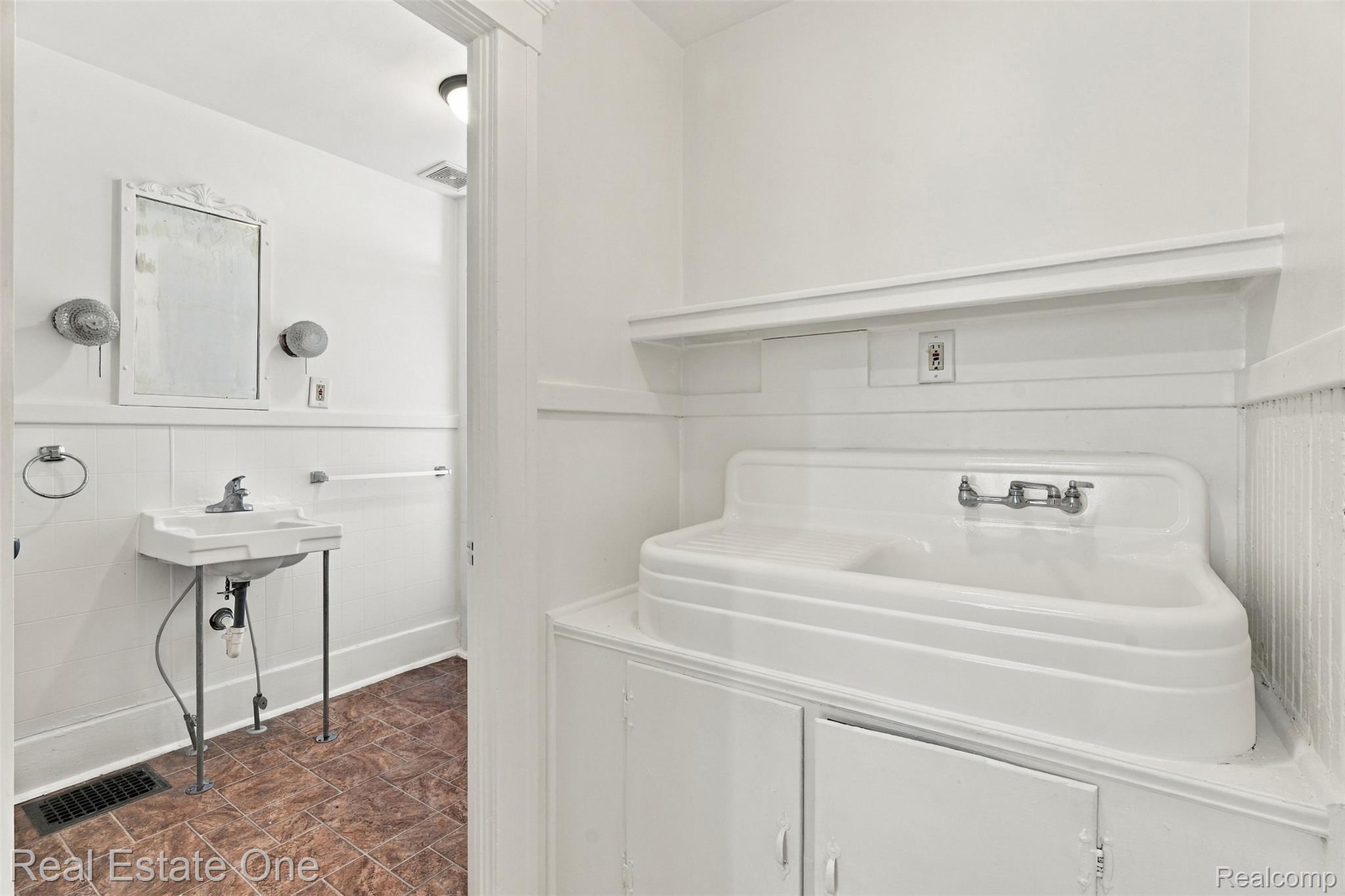 36 W Broadway Street Property Photo 14