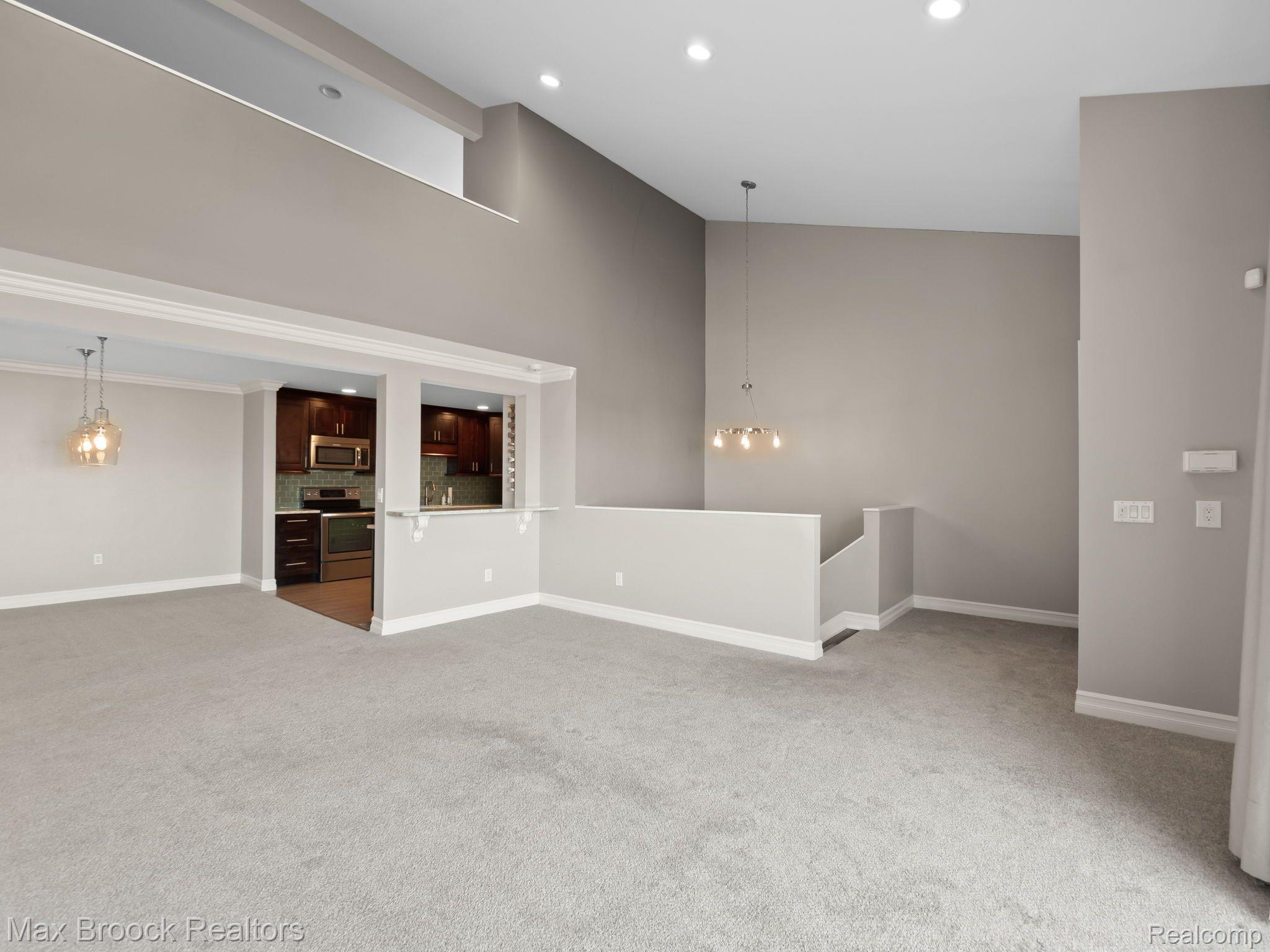 6608 Maple Lakes Drive Property Photo 9