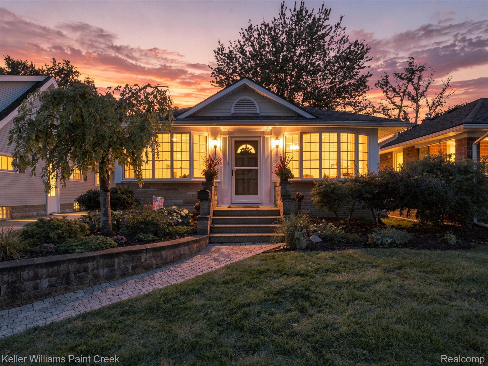 421 N Castell Avenue Property Photo 1
