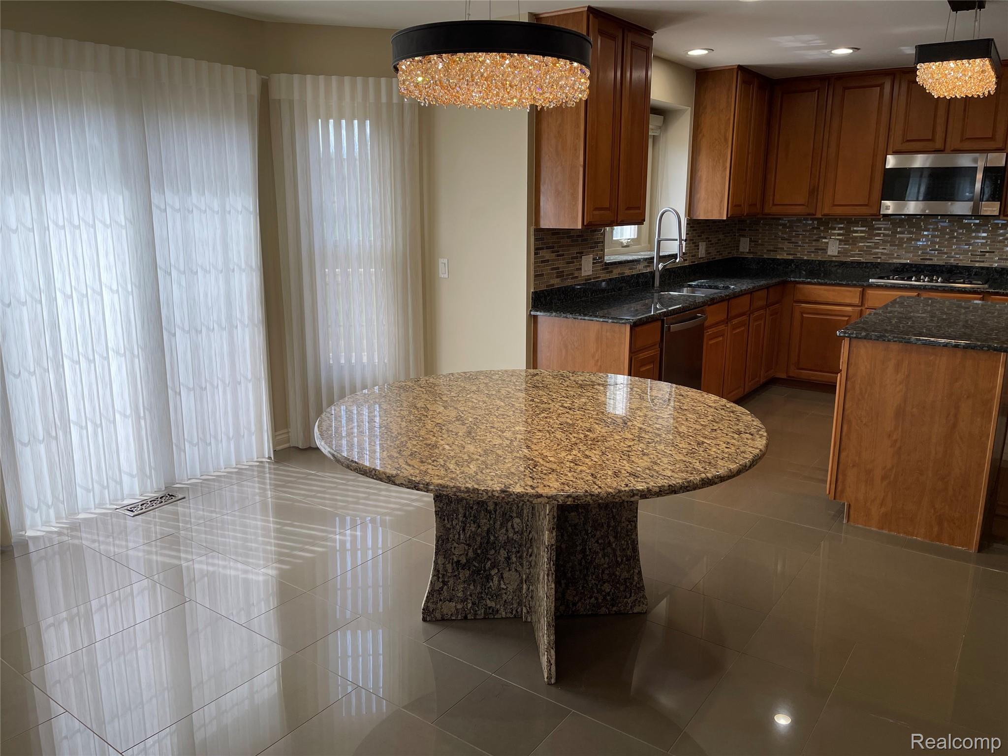 45856 Bristol Circle Property Photo 3