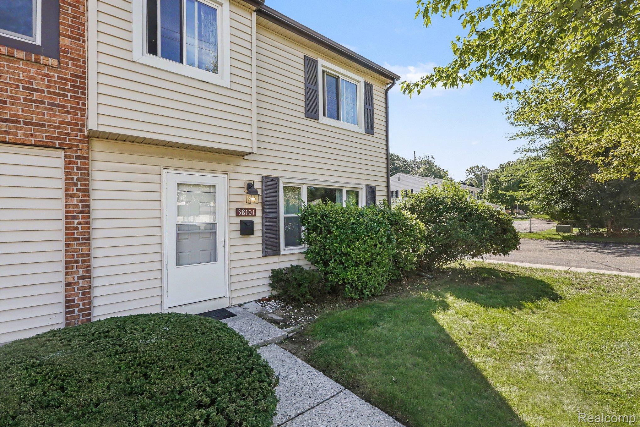 38101 Carolon Boulevard Property Photo 3
