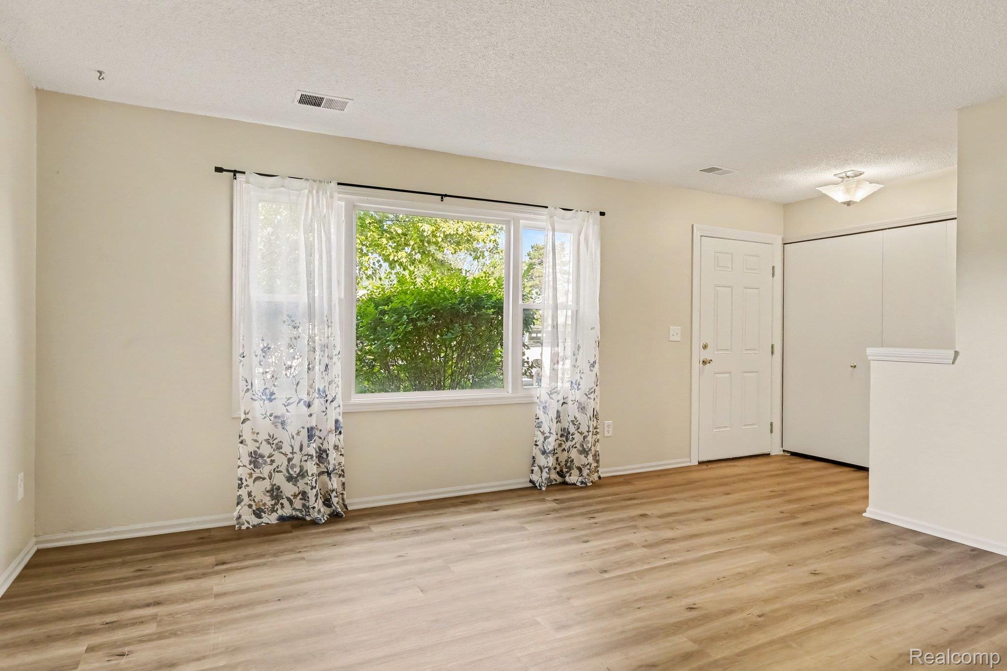 38101 Carolon Boulevard Property Photo 7