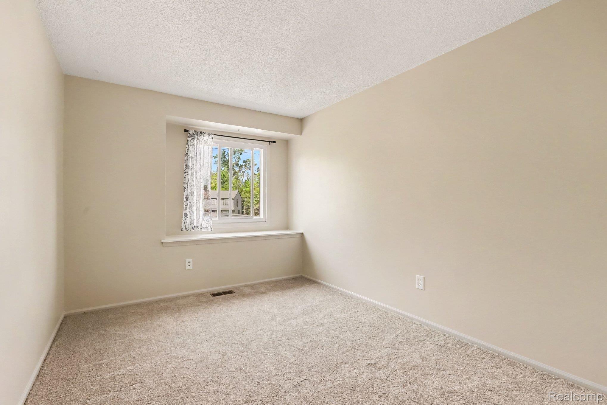 38101 Carolon Boulevard Property Photo 14