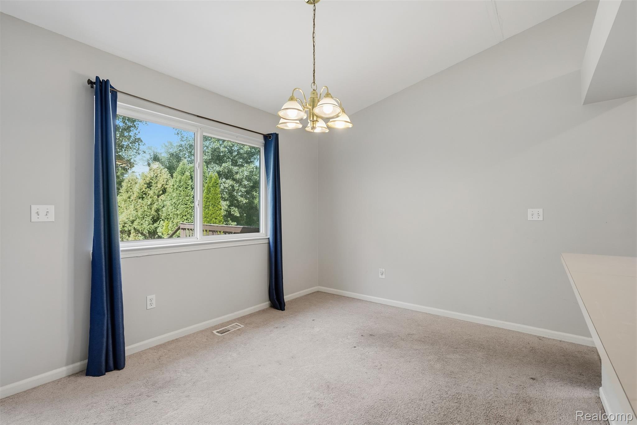 2649 Thistlewood Drive Property Photo 11