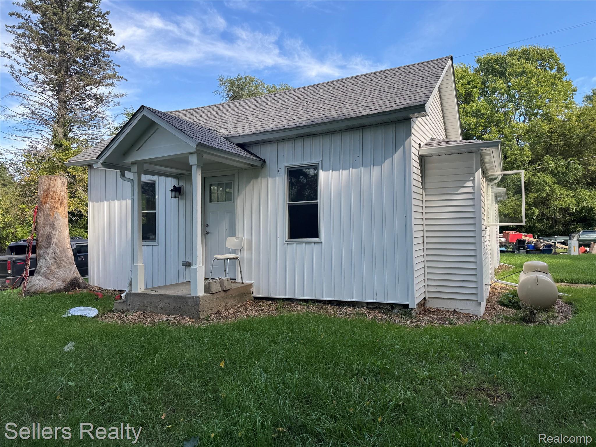 7230 N Mckinley Road Property Photo 1