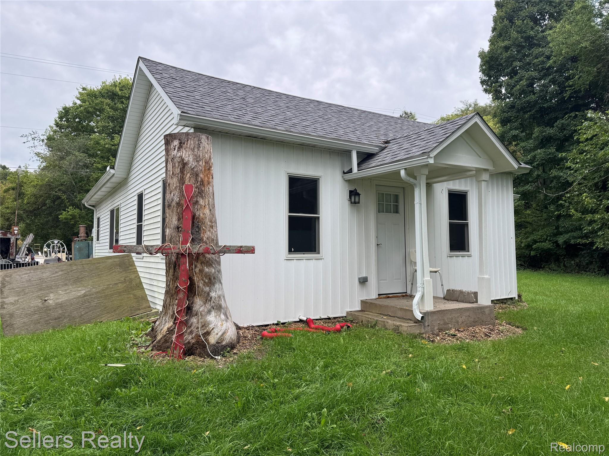 7230 N Mckinley Road Property Photo 1