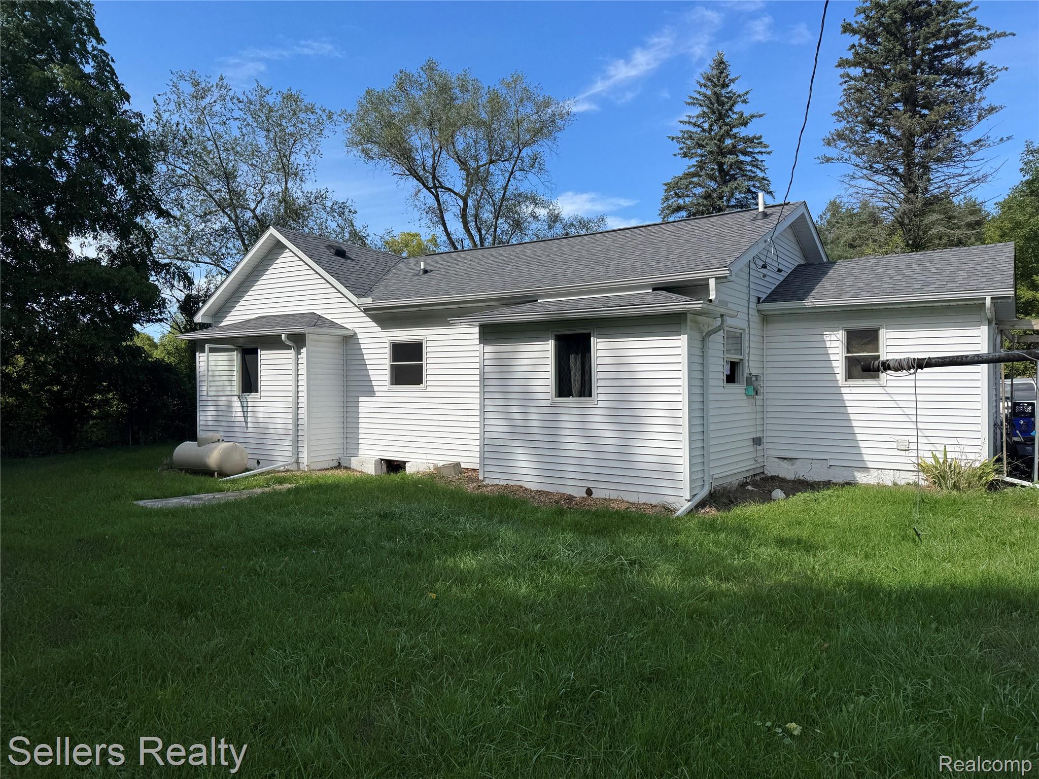 7230 N Mckinley Road Property Photo 4