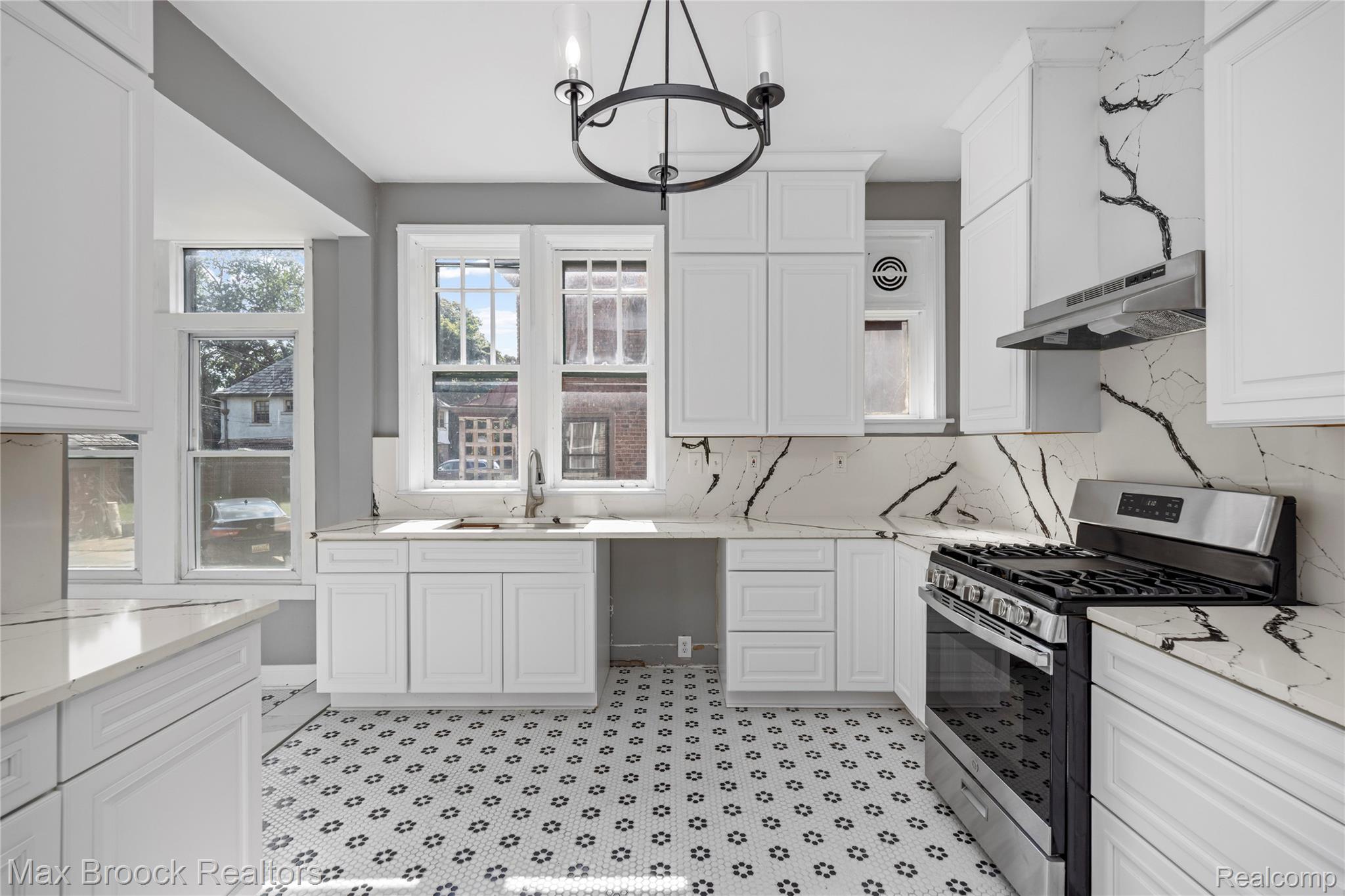 94 E Boston Boulevard Property Photo 15