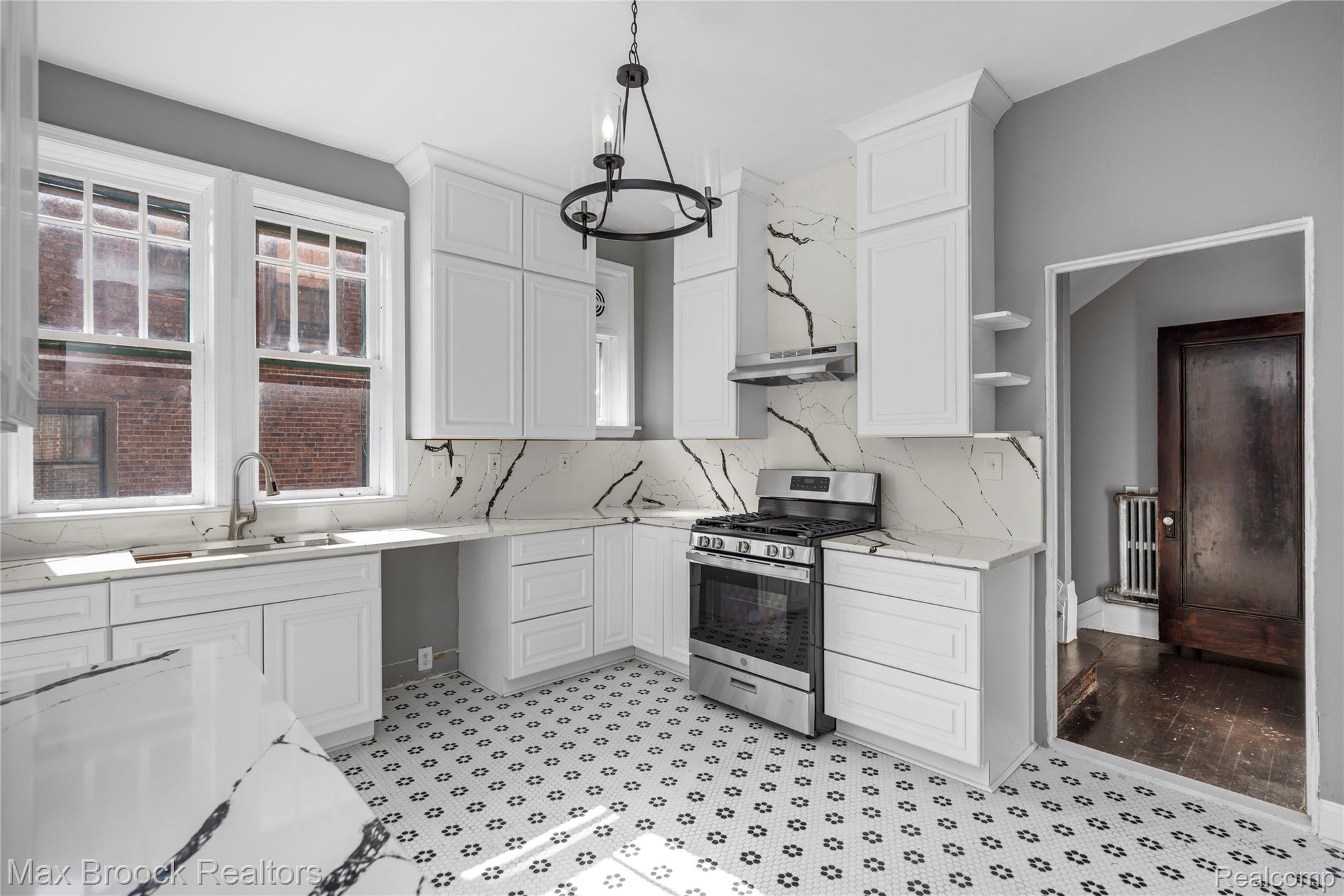 94 E Boston Boulevard Property Photo 16