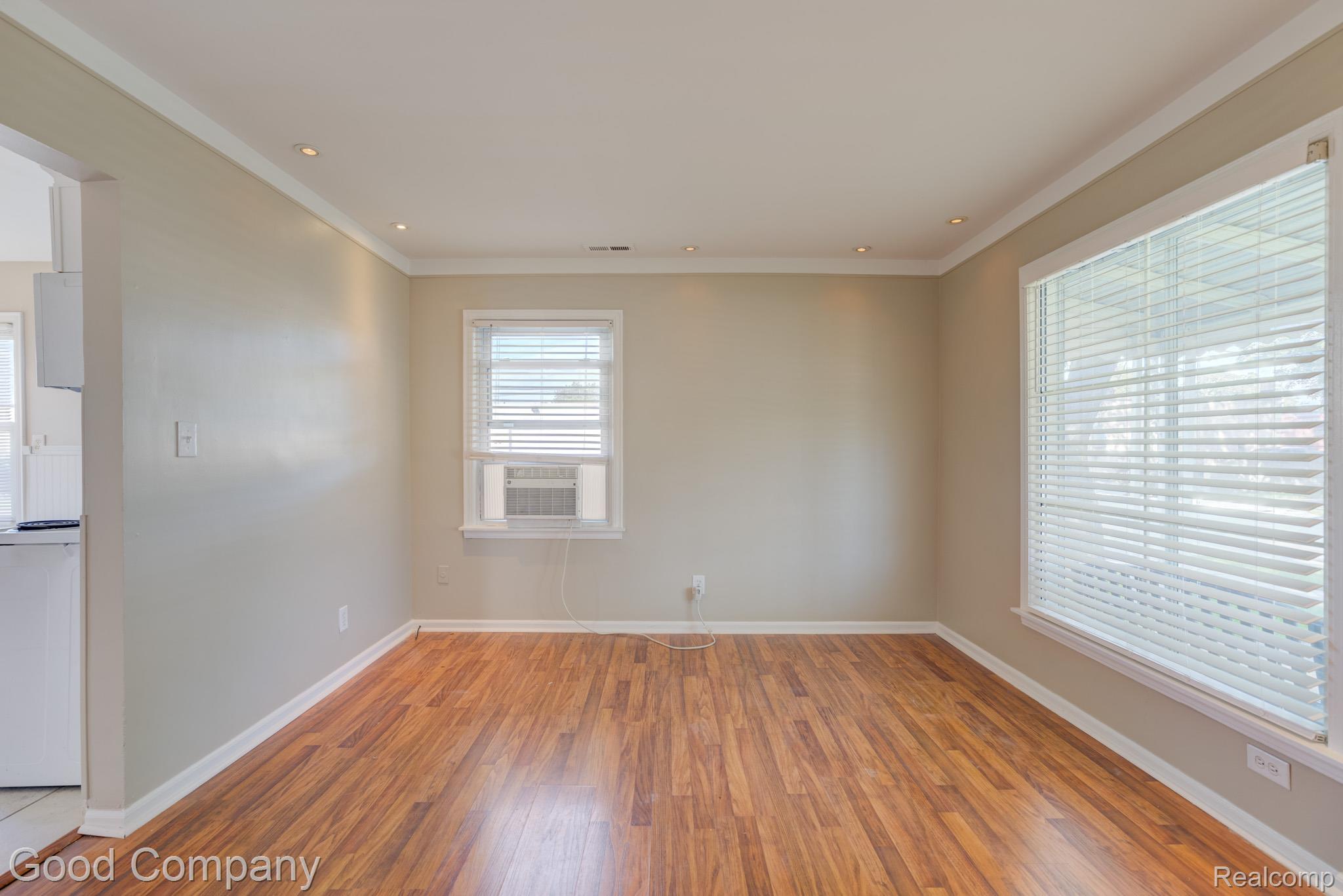 38 E Rowland Avenue Property Photo 3