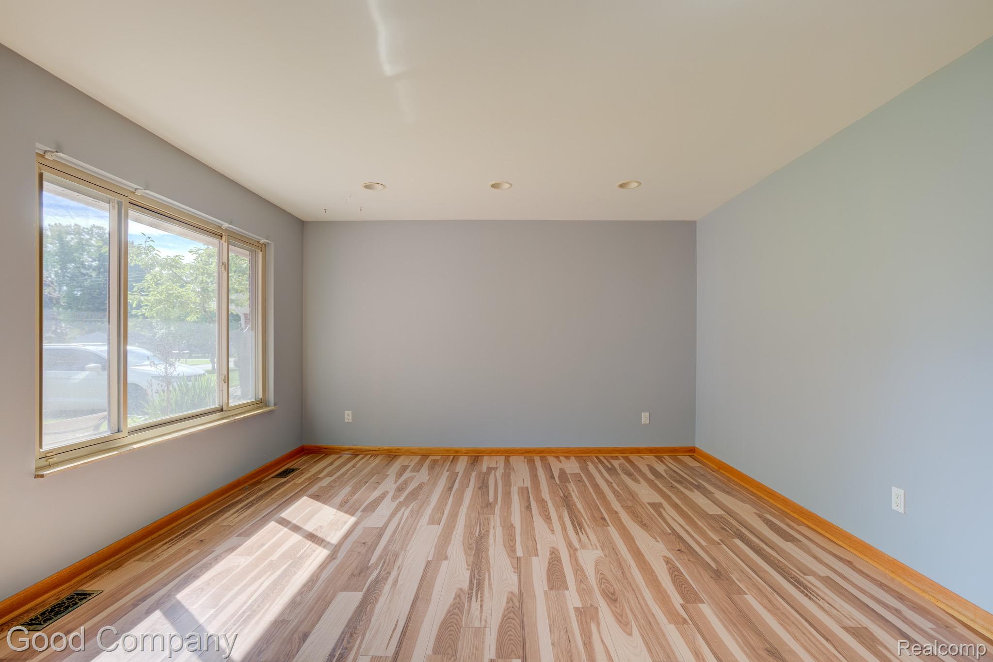 9035 Houghton Street Property Photo 4