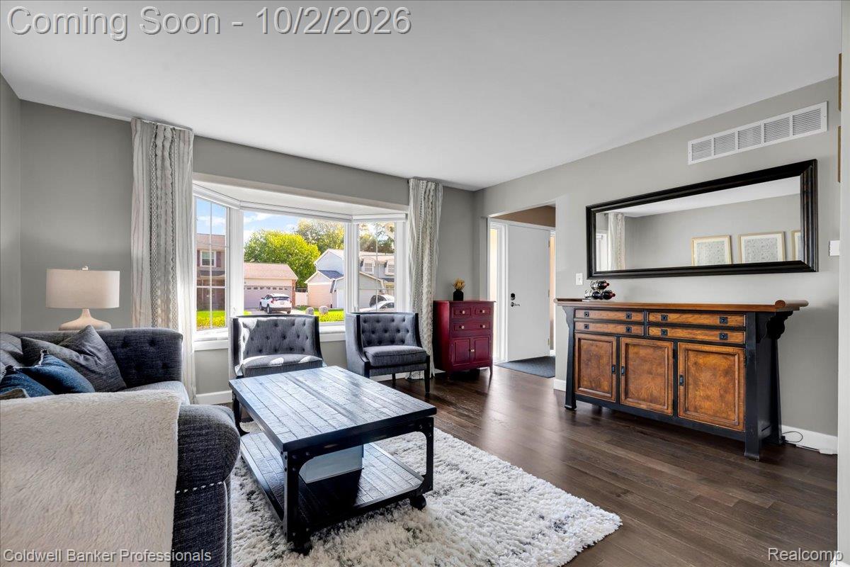454 Queens Way Property Photo 7