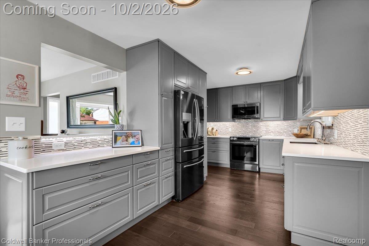 454 Queens Way Property Photo 11