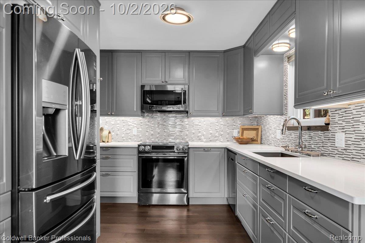 454 Queens Way Property Photo 13