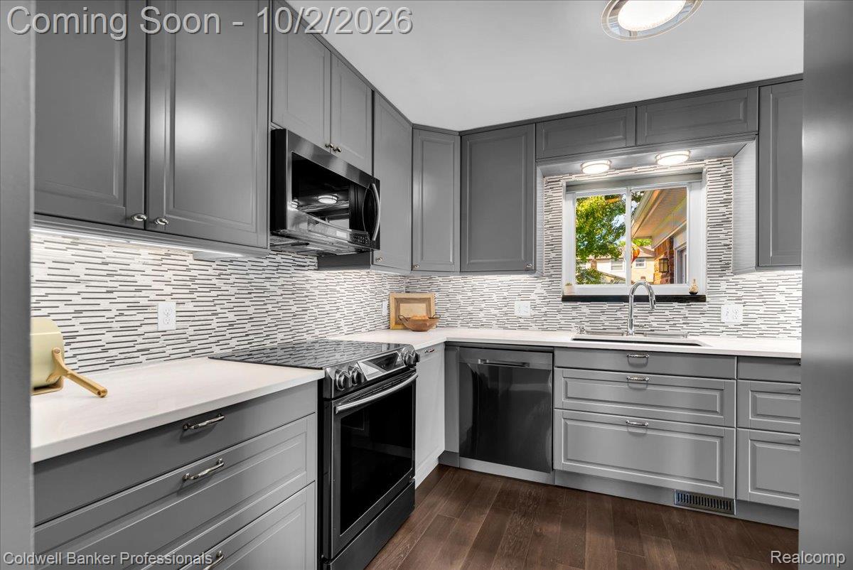 454 Queens Way Property Photo 14