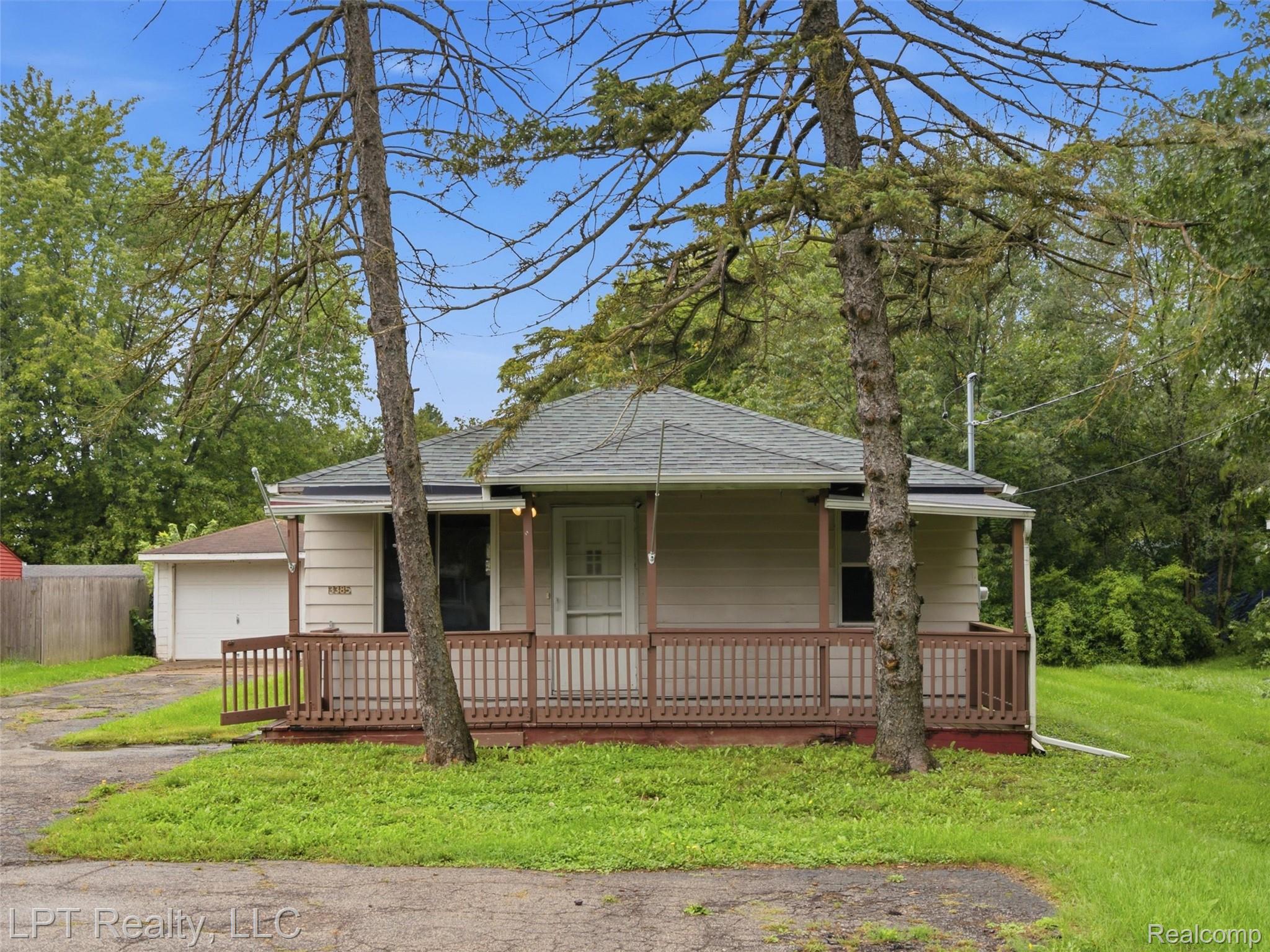 3385 N Genesee Road Property Photo 1
