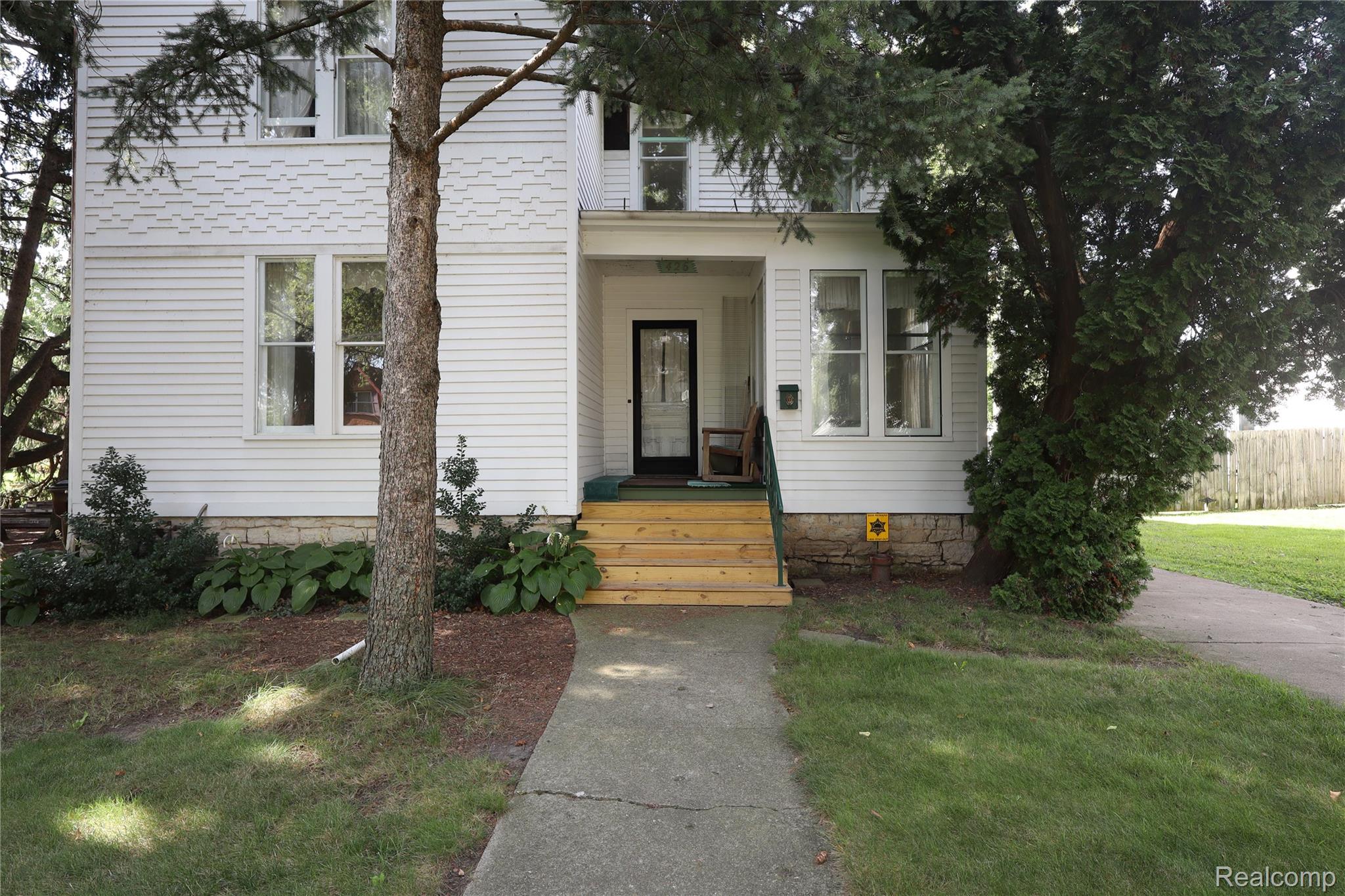 426 E 4th Street Property Photo 2
