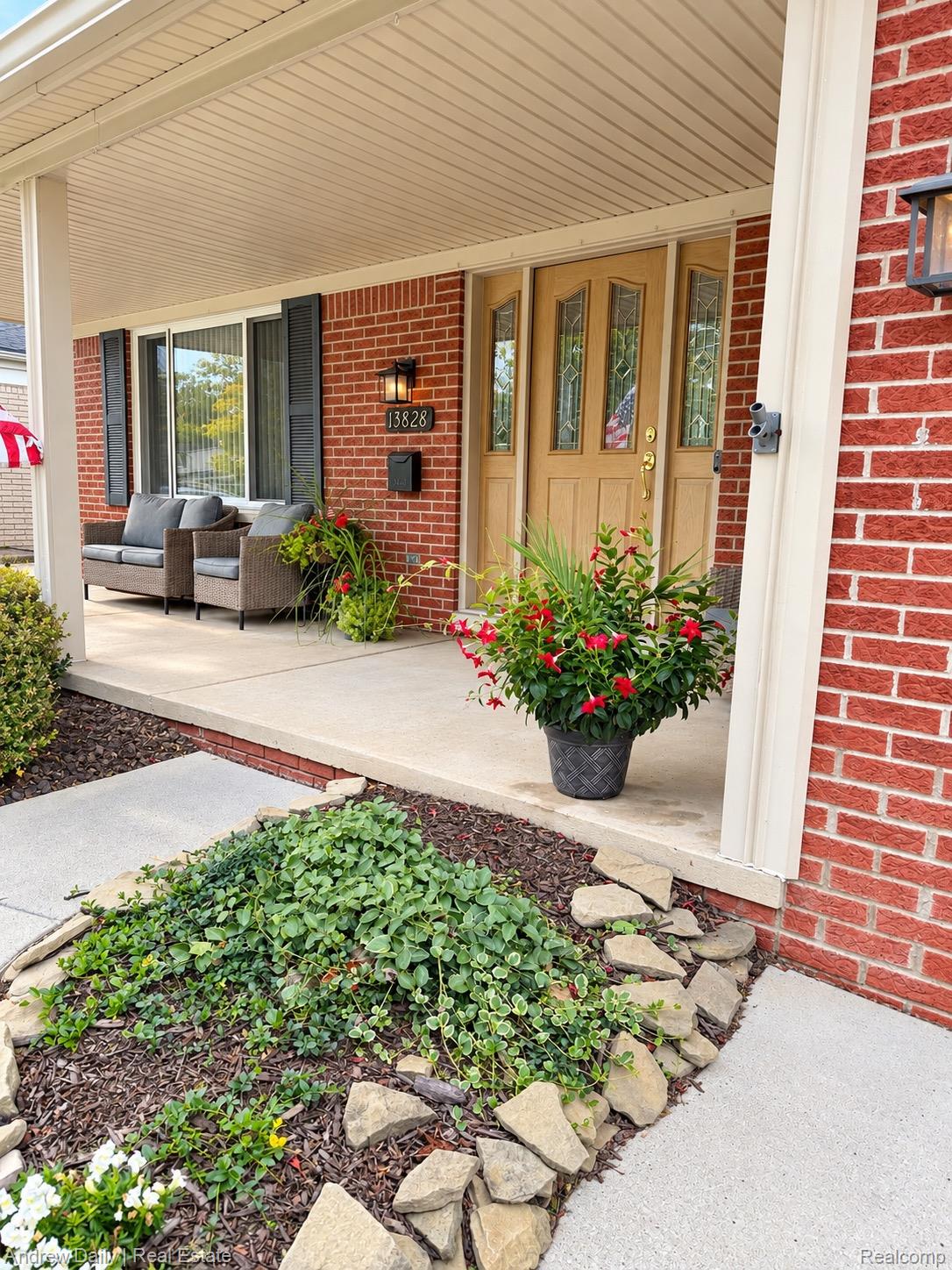 13828 Hamilton Street Property Photo 3