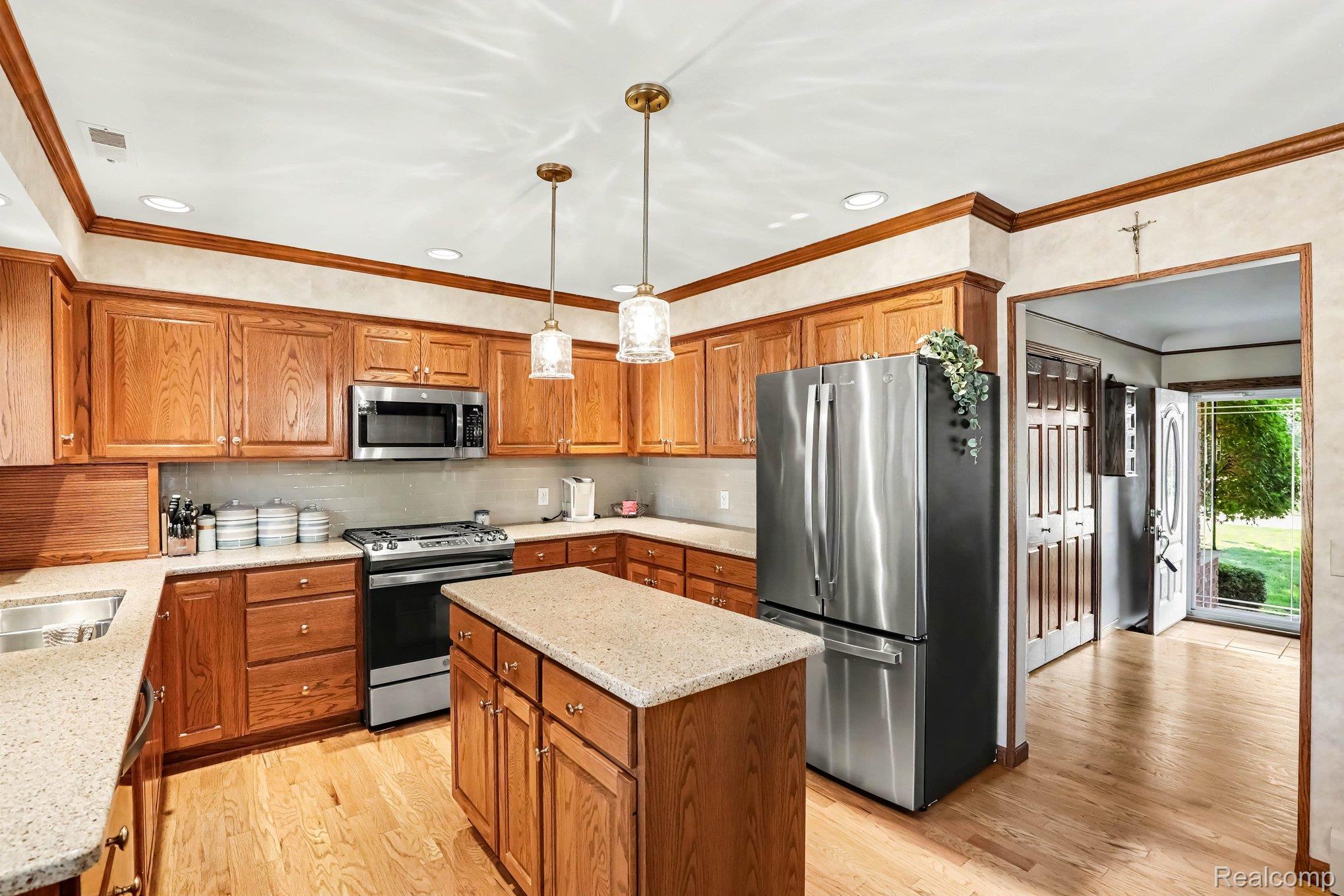 37158 Almont Drive Property Photo 6