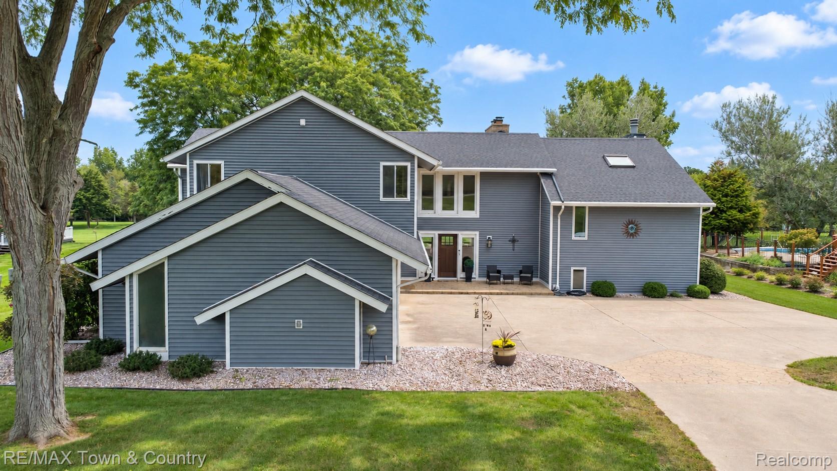 7492 River Road Property Photo 1