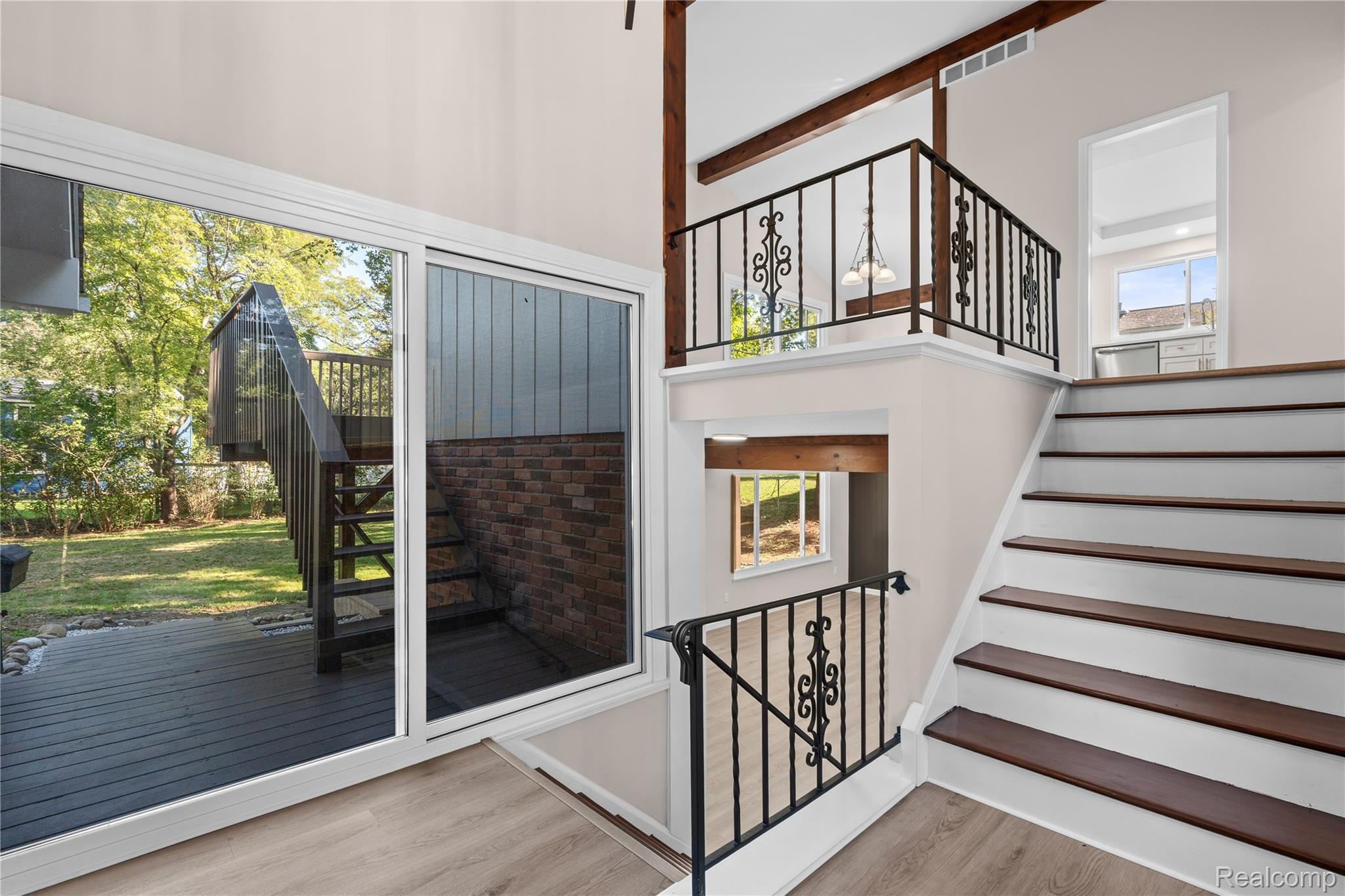 1960 Glen Iris Drive Property Photo 3