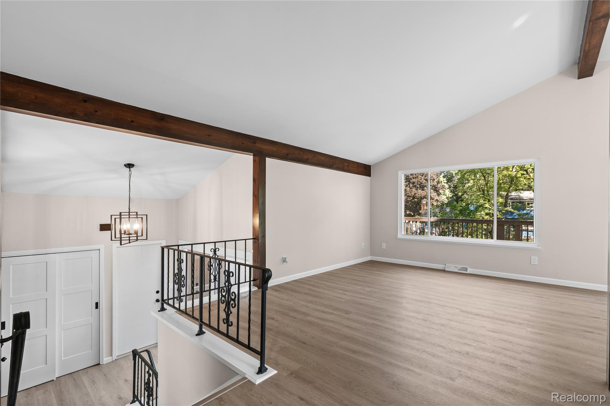 1960 Glen Iris Drive Property Photo 4